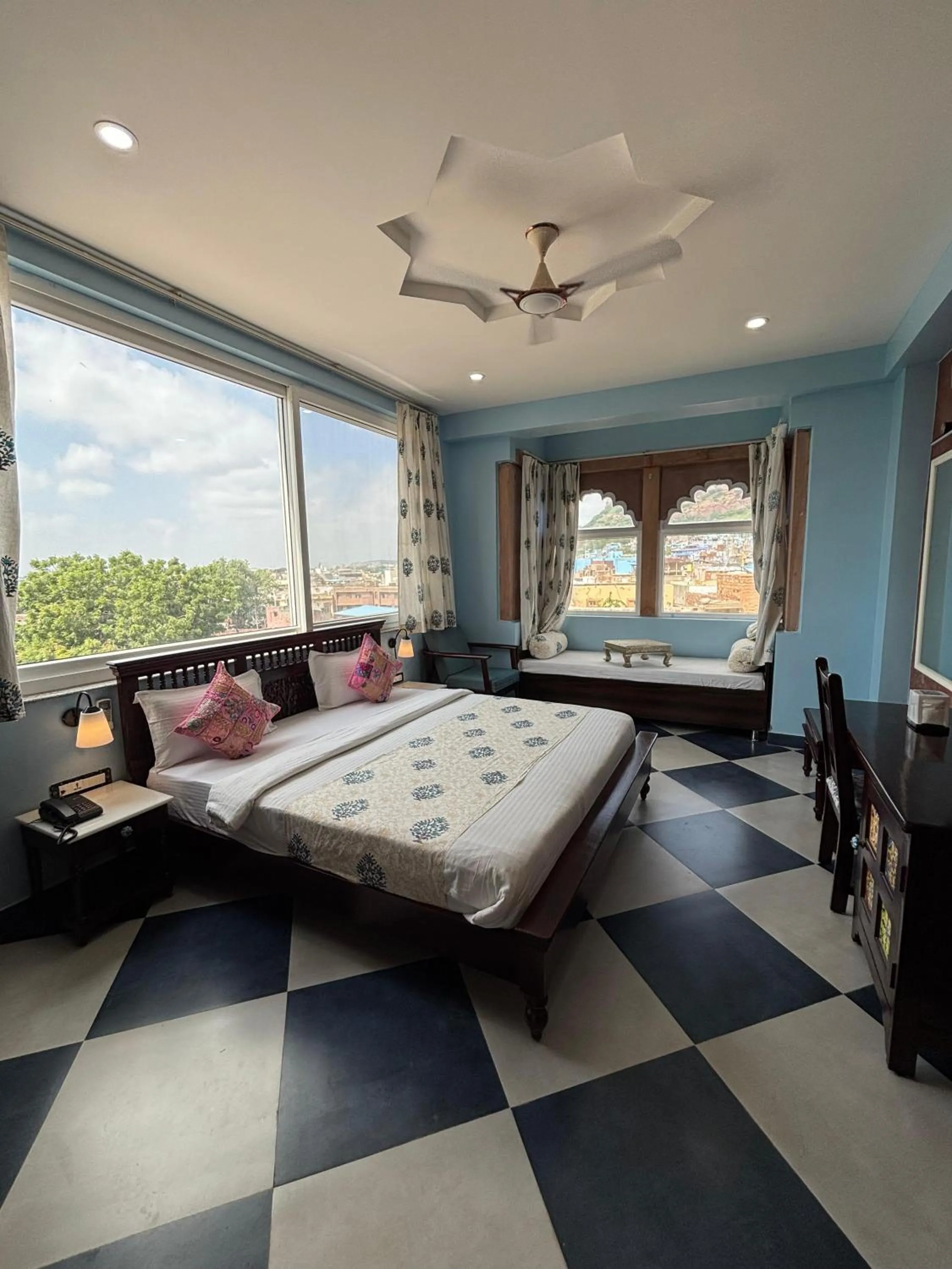 Photo of the whole room, Bed in Kankariya Heritage