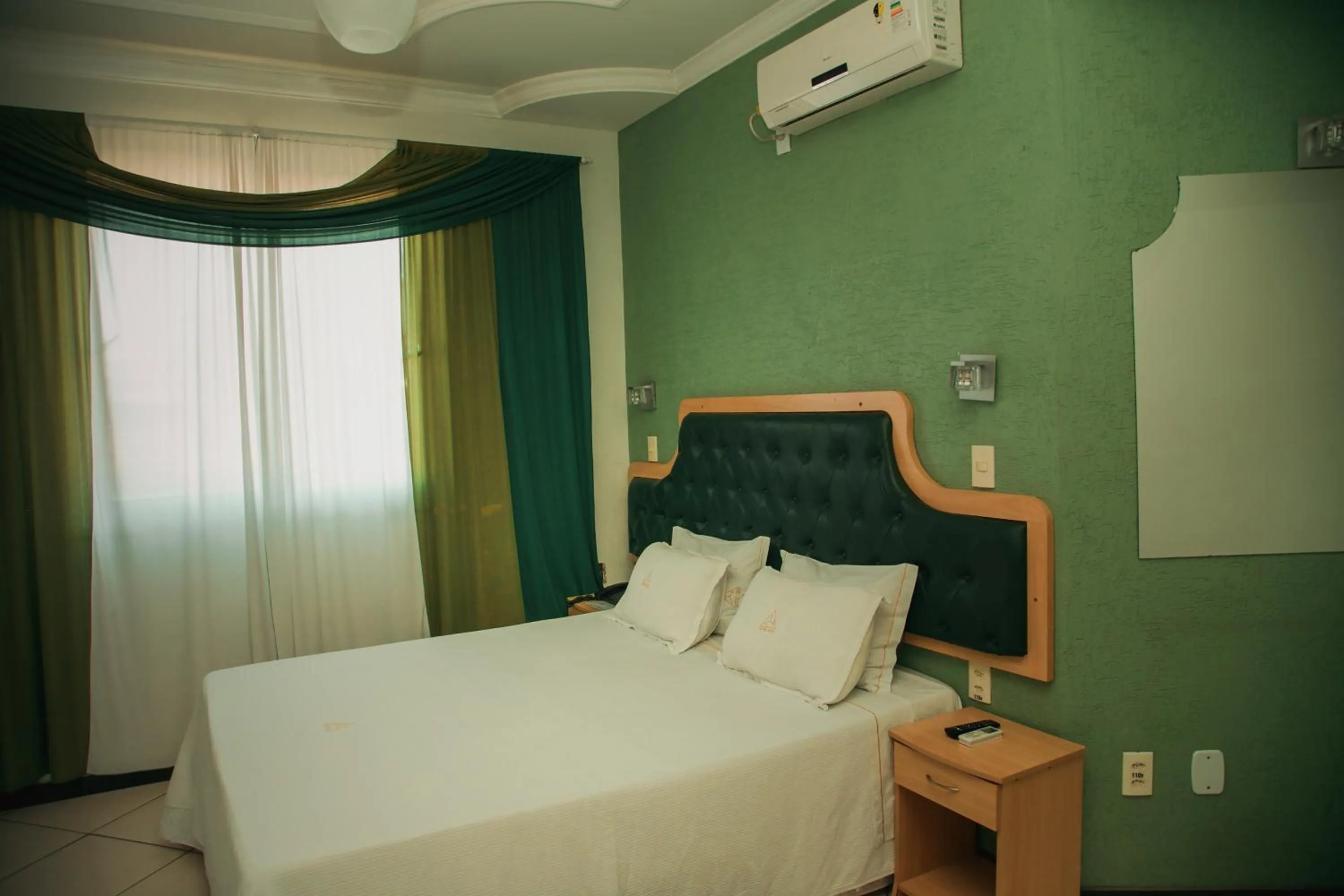 Hot Tub, Bed in Hotel Meri