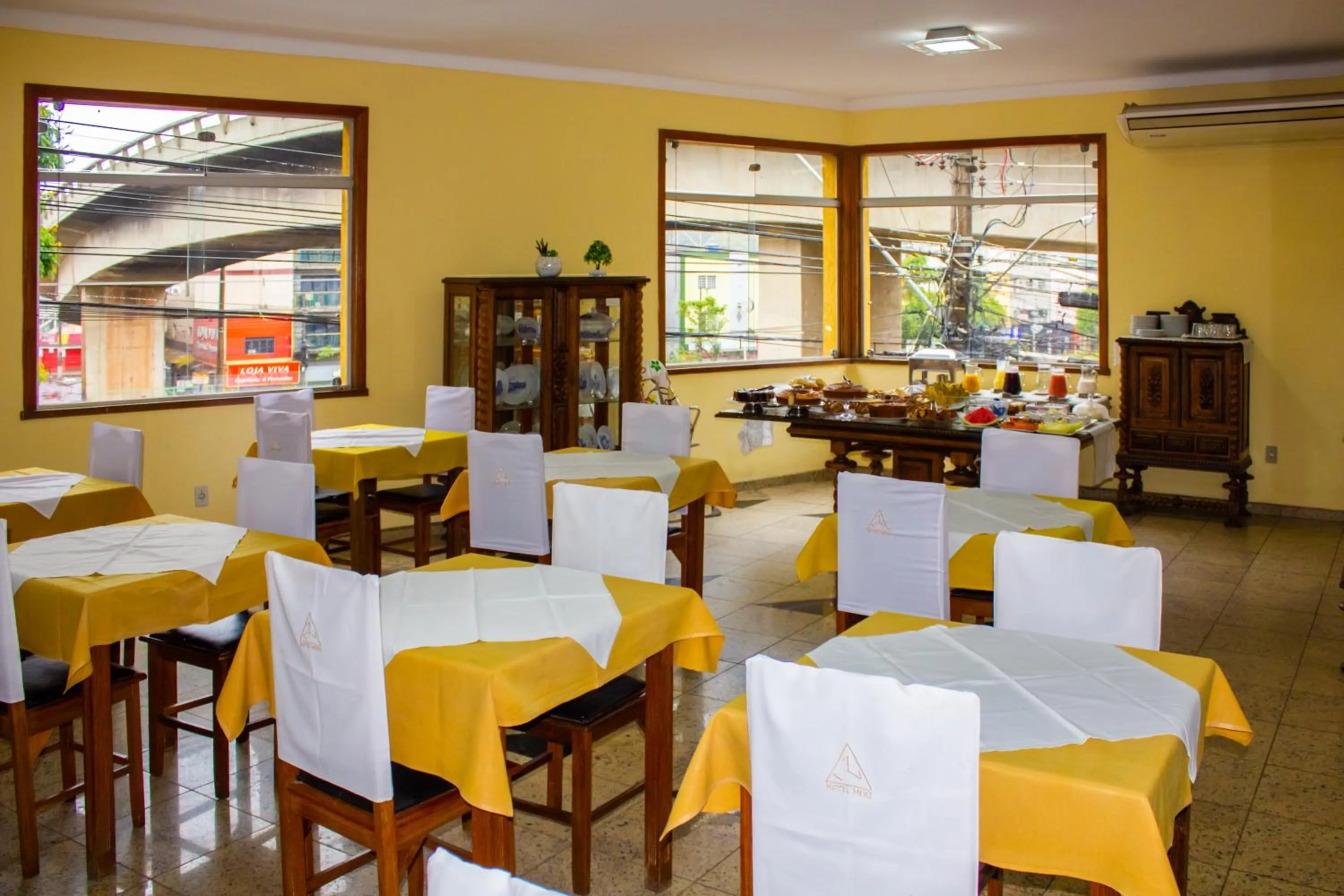 Restaurant/places to eat in Hotel Meri