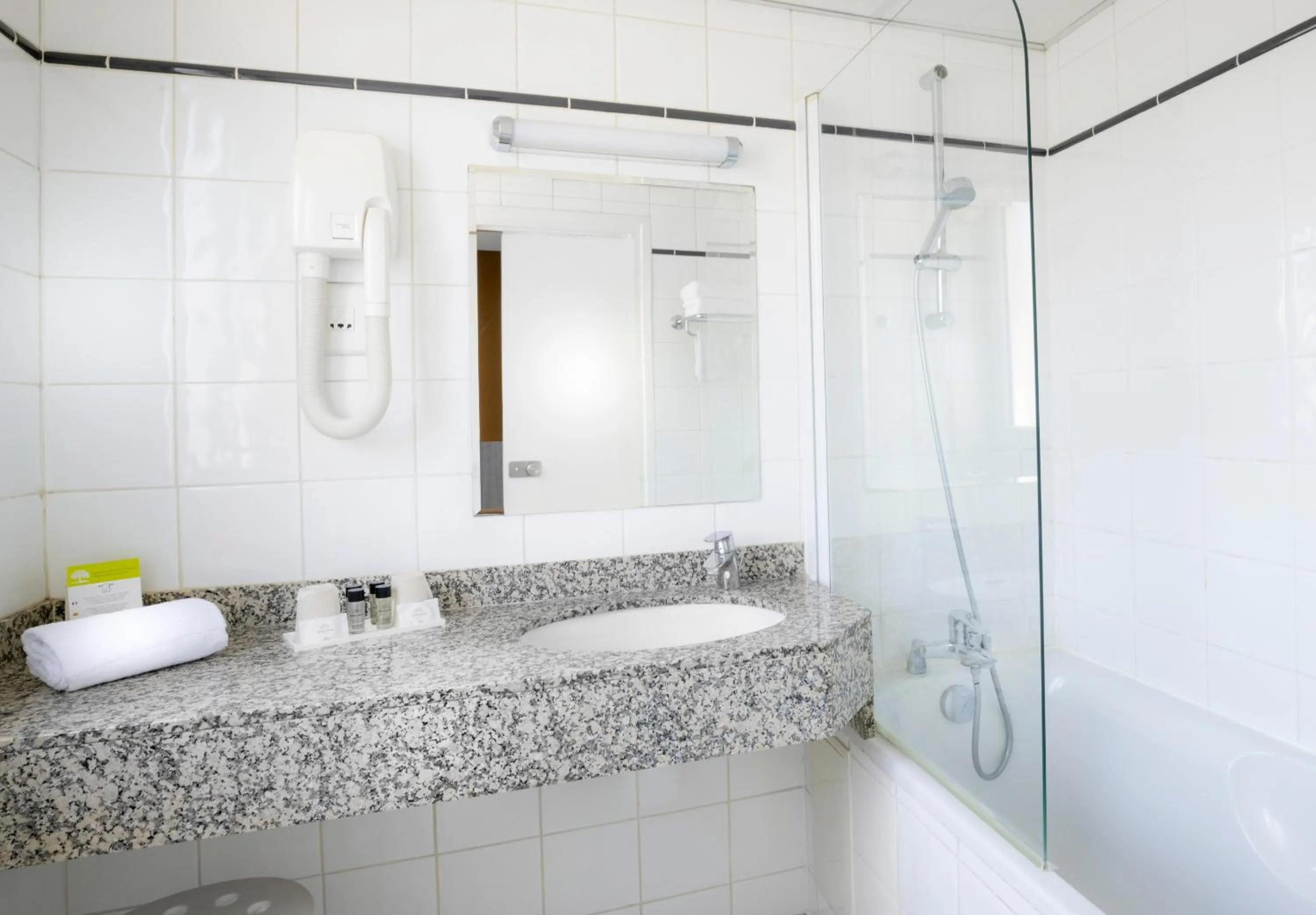 Bathroom in Hôtel Marais de Launay