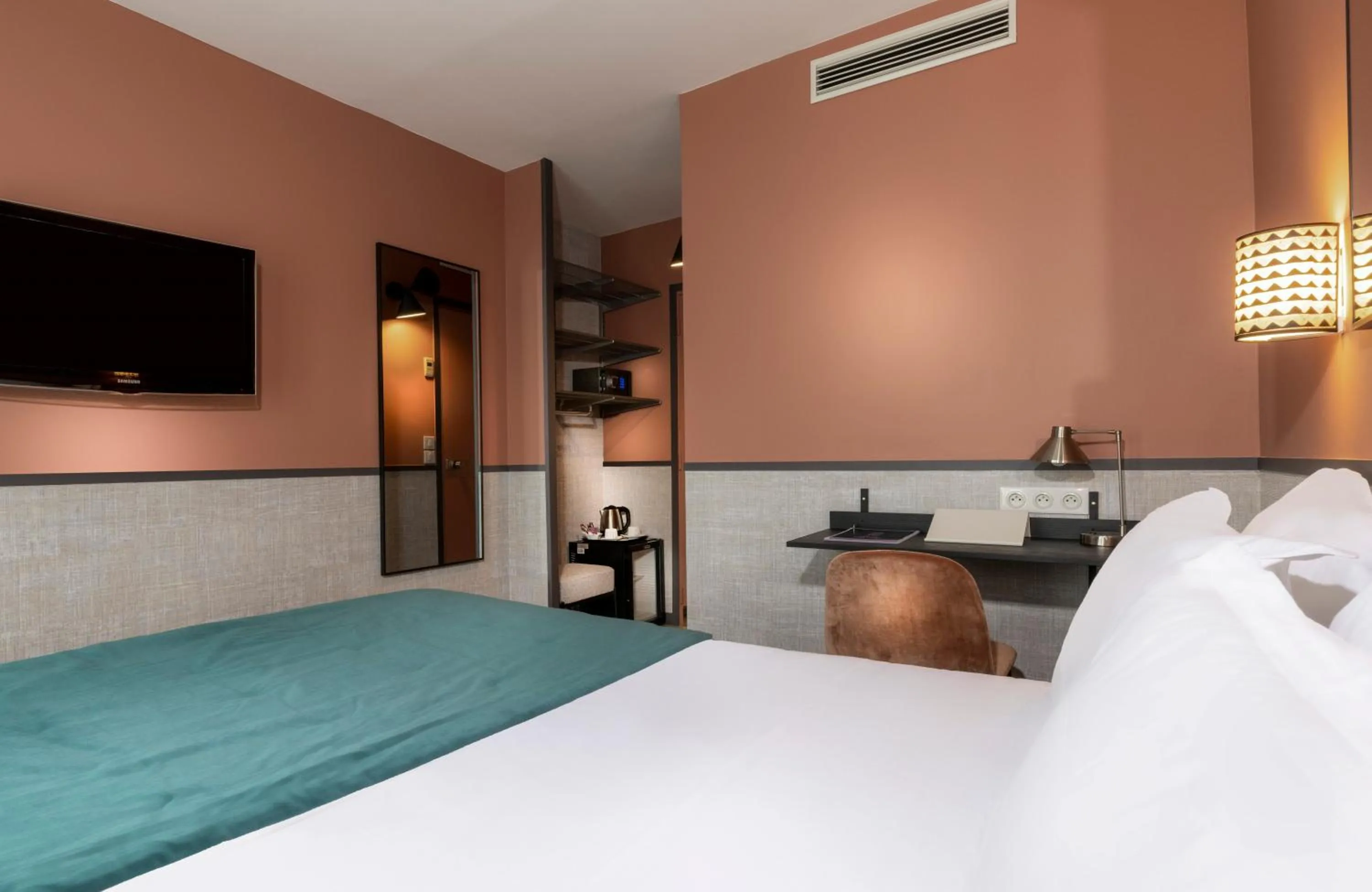 Photo of the whole room, Bed in Hôtel Marais de Launay