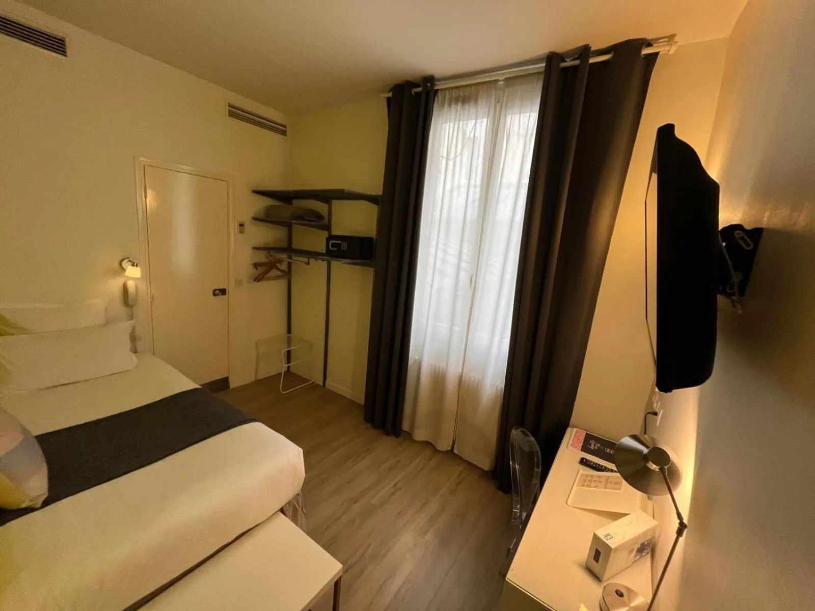 Photo of the whole room, Bed in Hôtel Marais de Launay