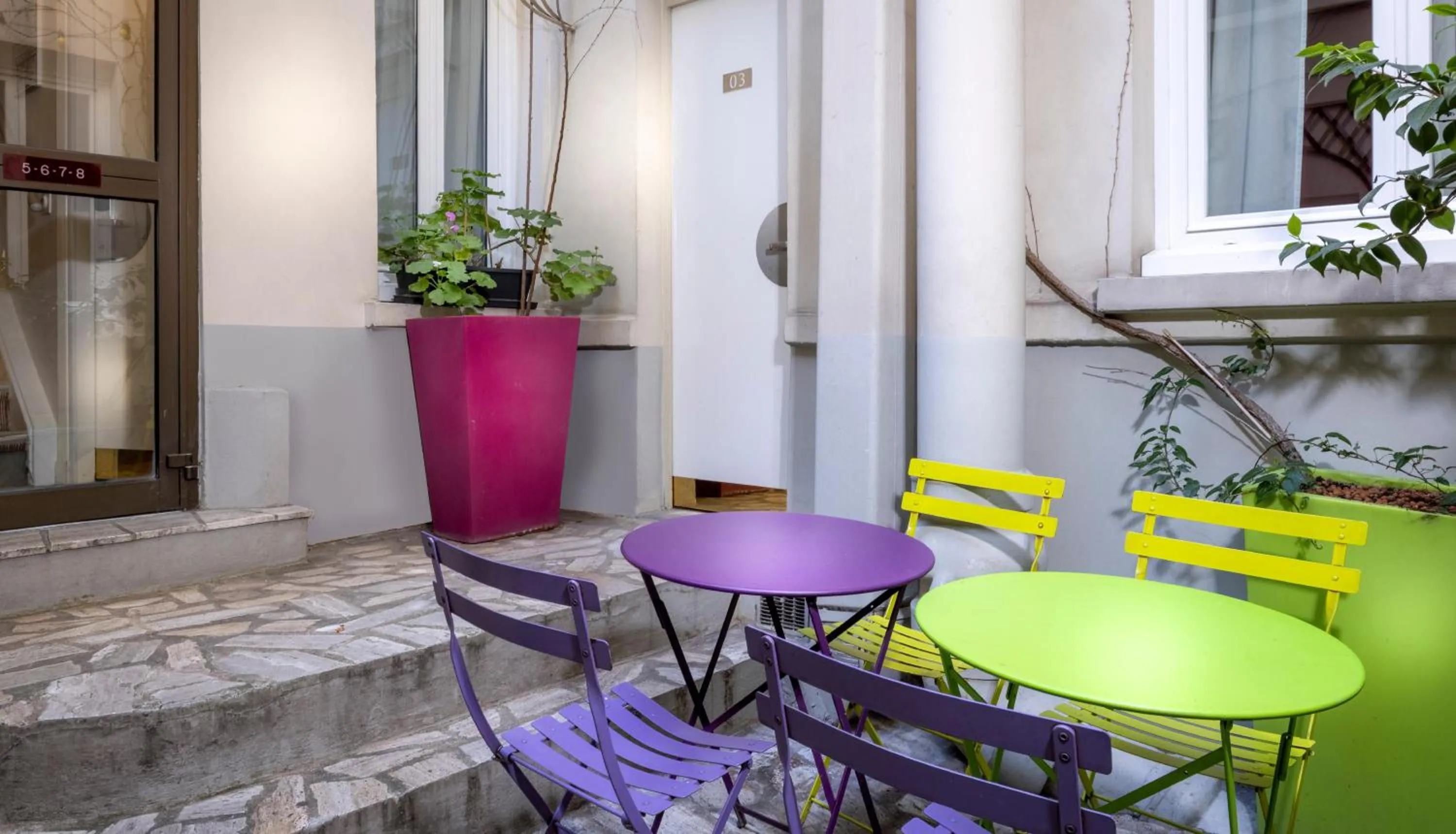 Inner courtyard view in Hôtel Marais de Launay