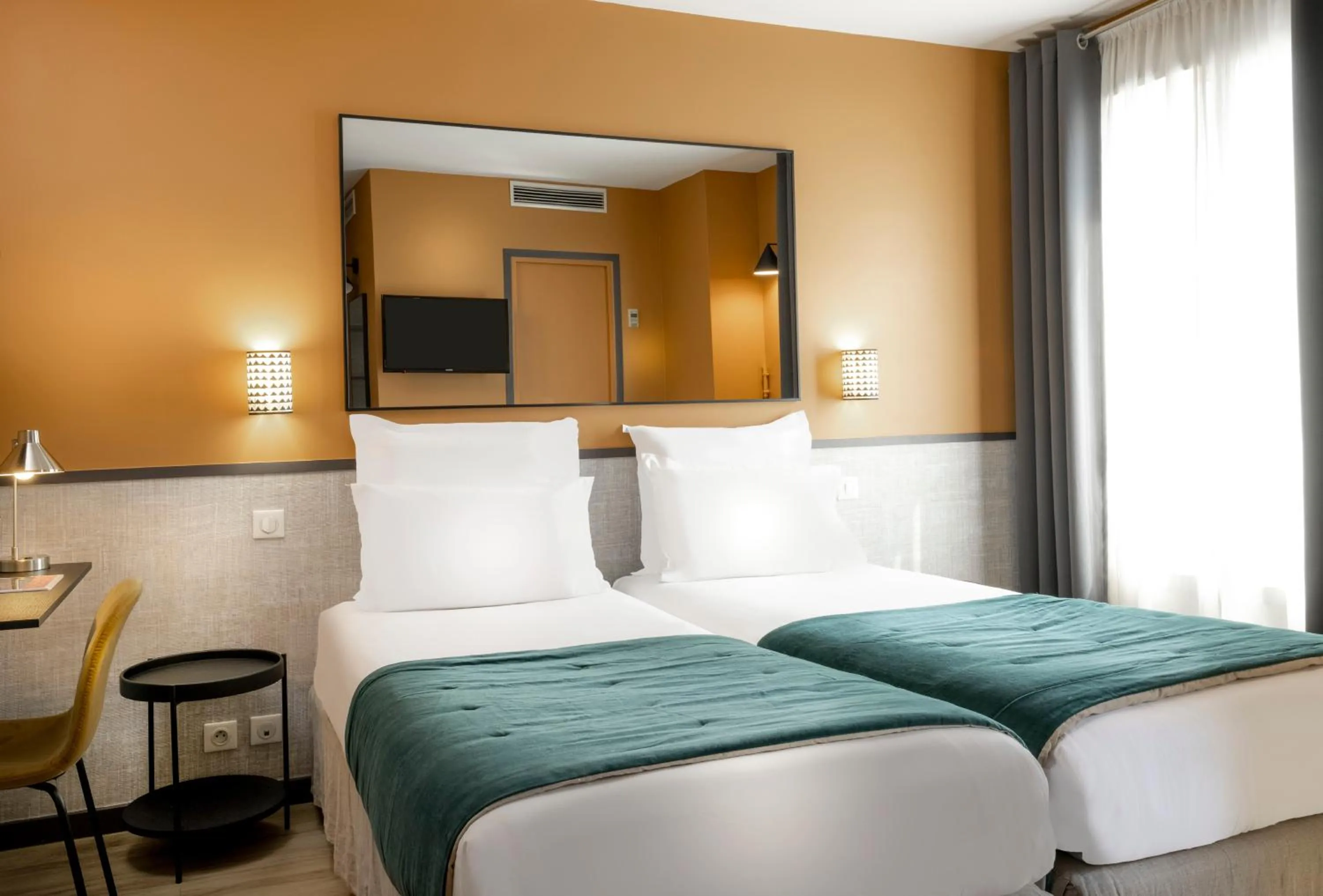 Photo of the whole room, Bed in Hôtel Marais de Launay