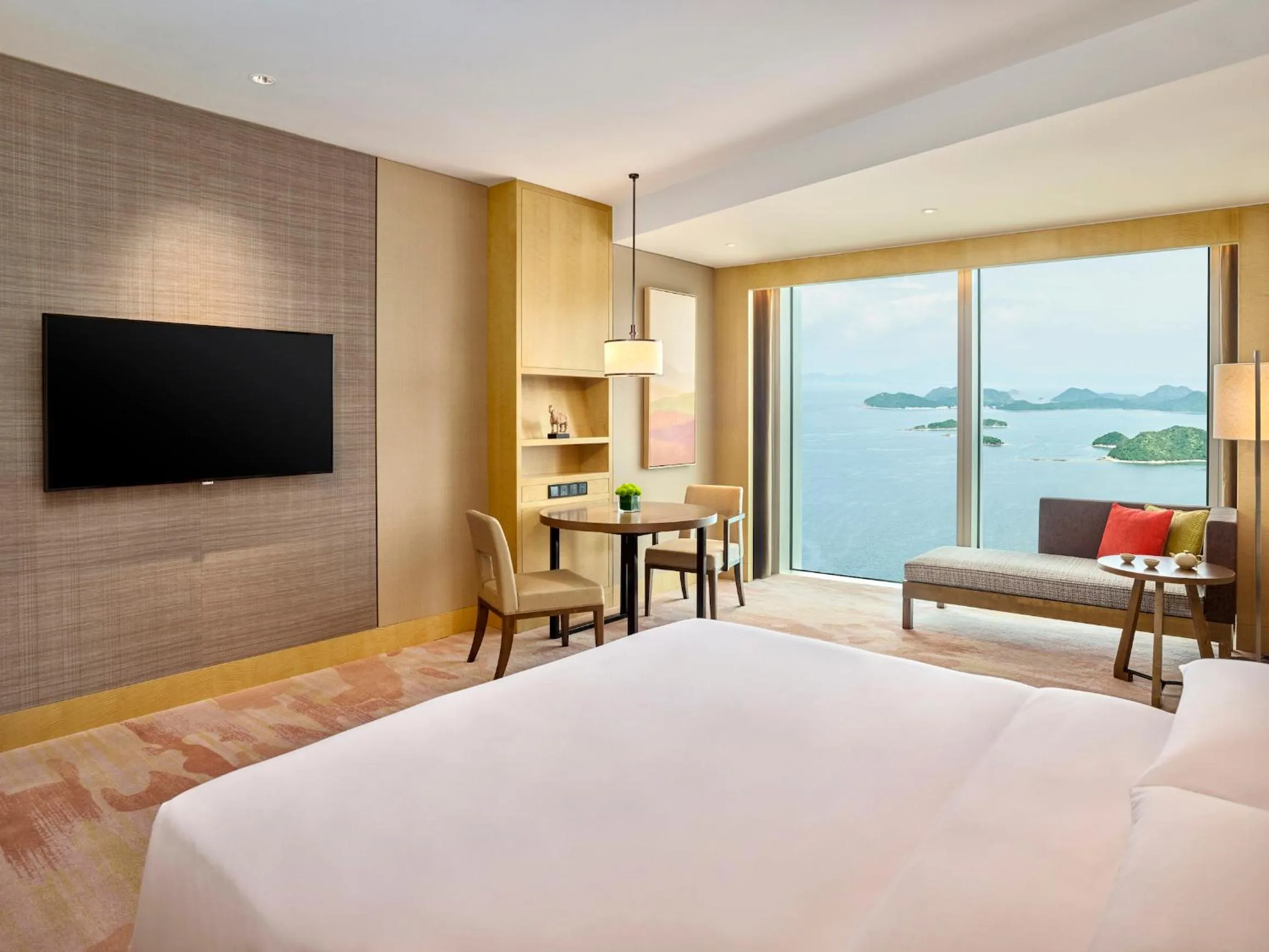 Photo of the whole room, Bed in Hyatt Regency Shenzhen Yantian