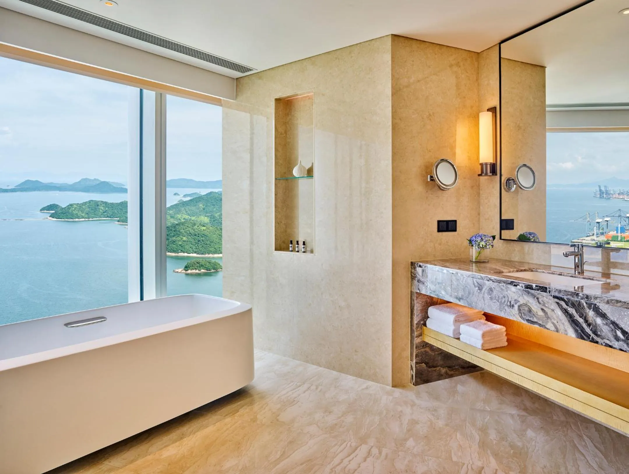 Toilet, Bed in Hyatt Regency Shenzhen Yantian