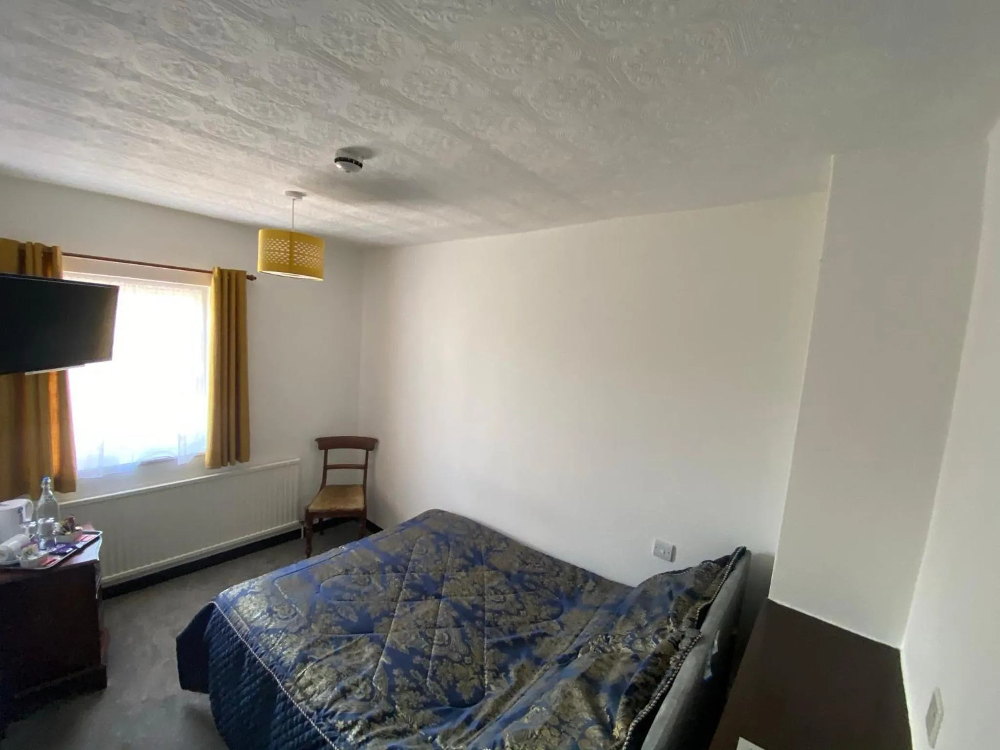 Photo of the whole room, Bed in The Griffin Llyswen