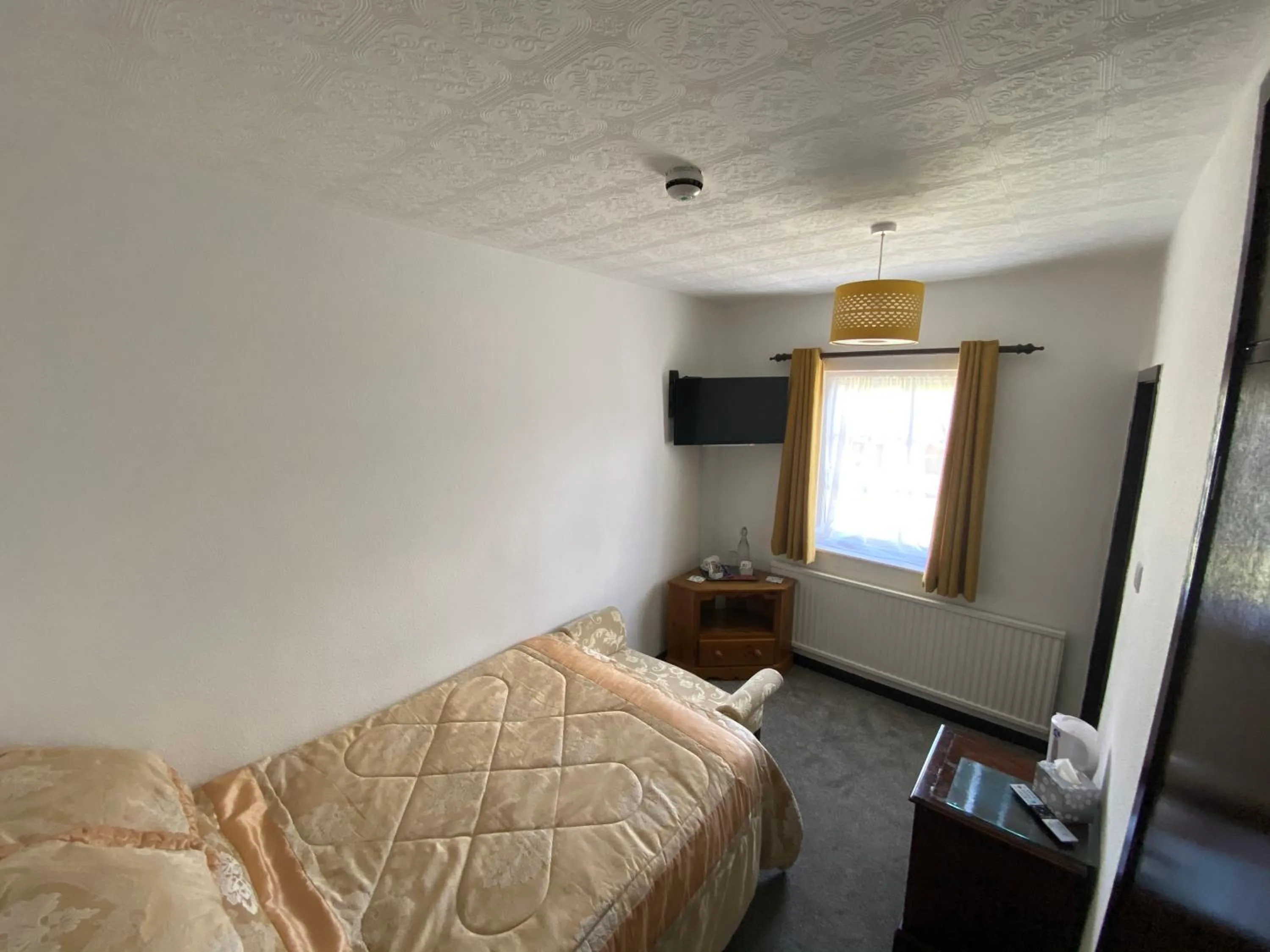 Photo of the whole room, Bed in The Griffin Llyswen