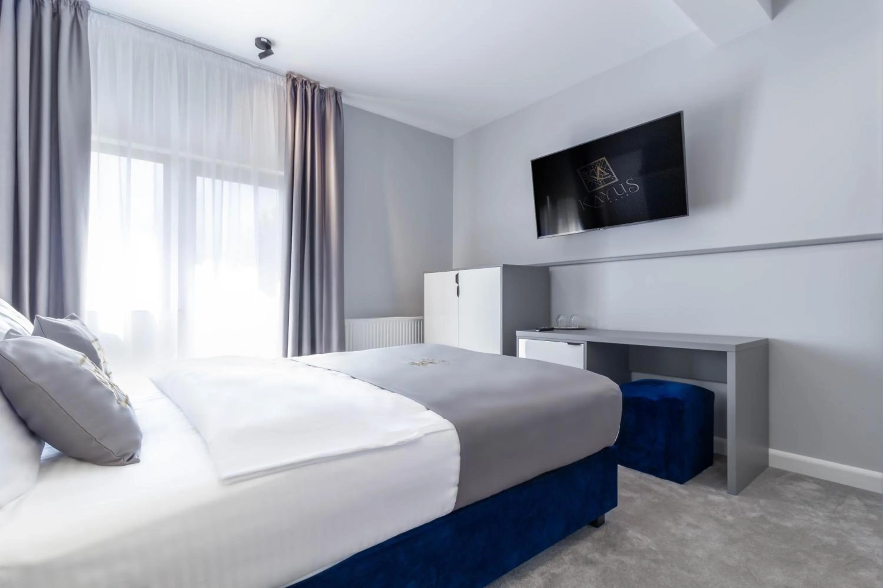 Communal lounge/ TV room, Bed in Kayus