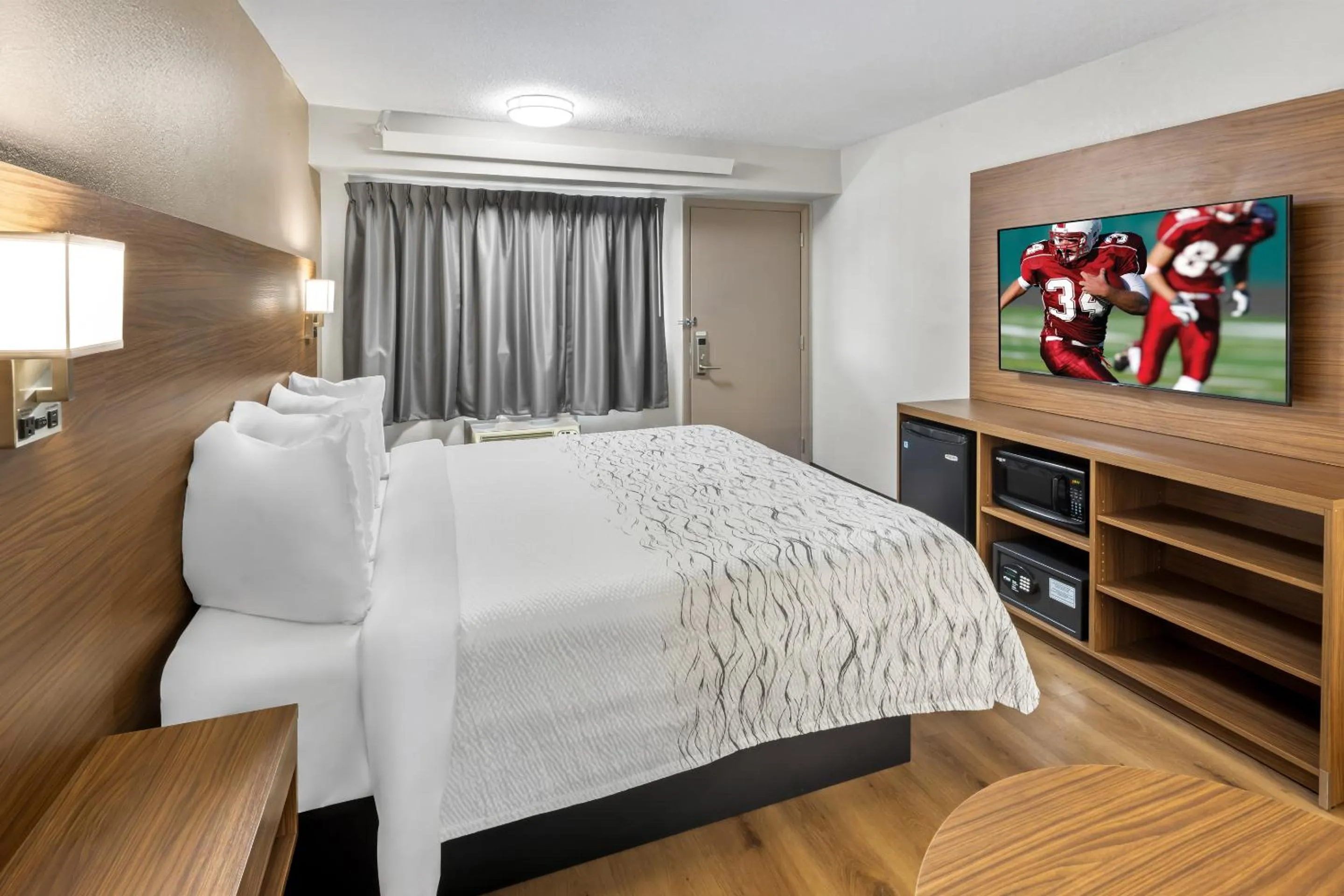 Photo of the whole room, Bed in Red Roof Inn PLUS+ Columbus-Ohio State University OSU