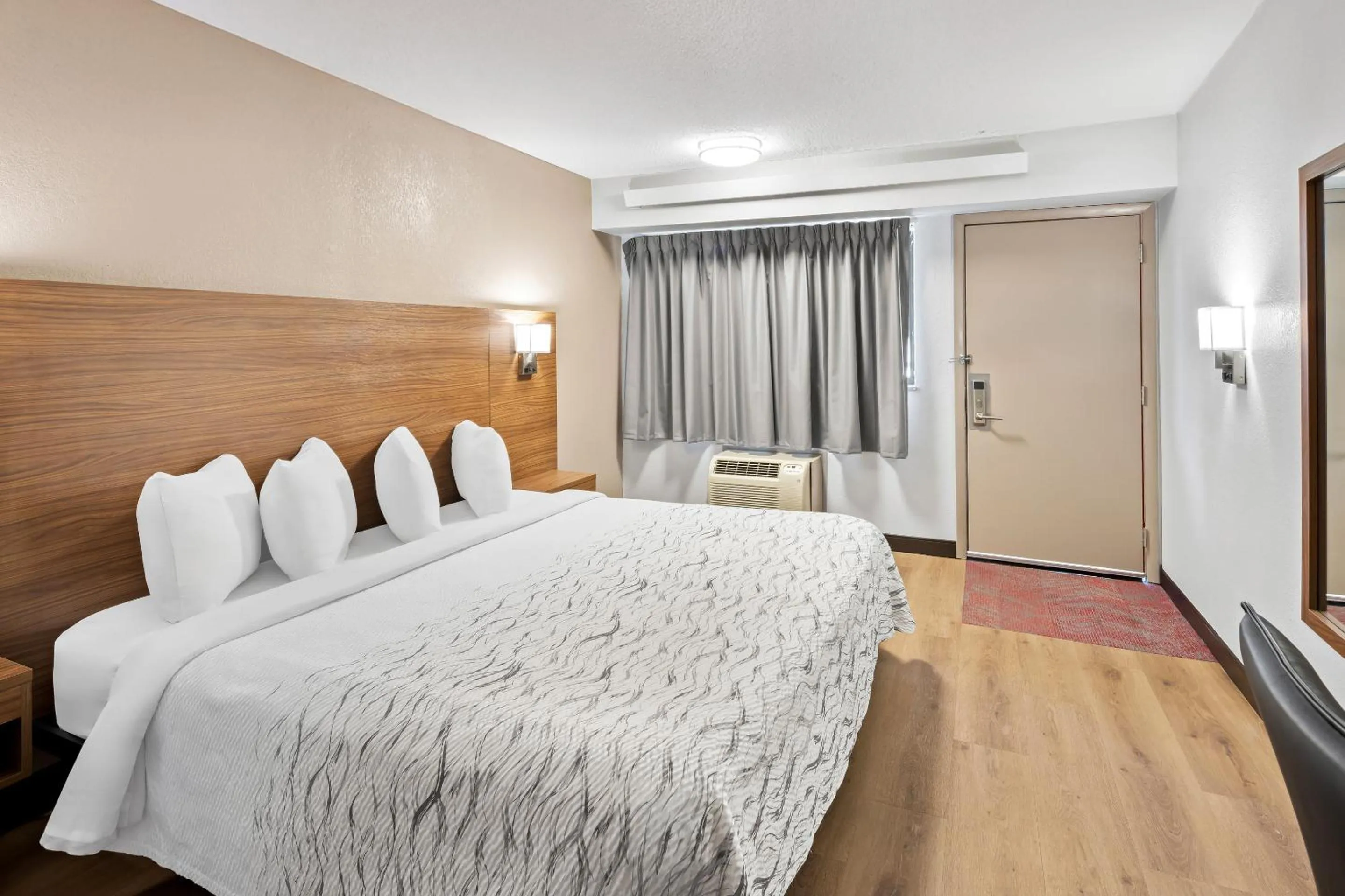 Photo of the whole room, Bed in Red Roof Inn PLUS+ Columbus-Ohio State University OSU