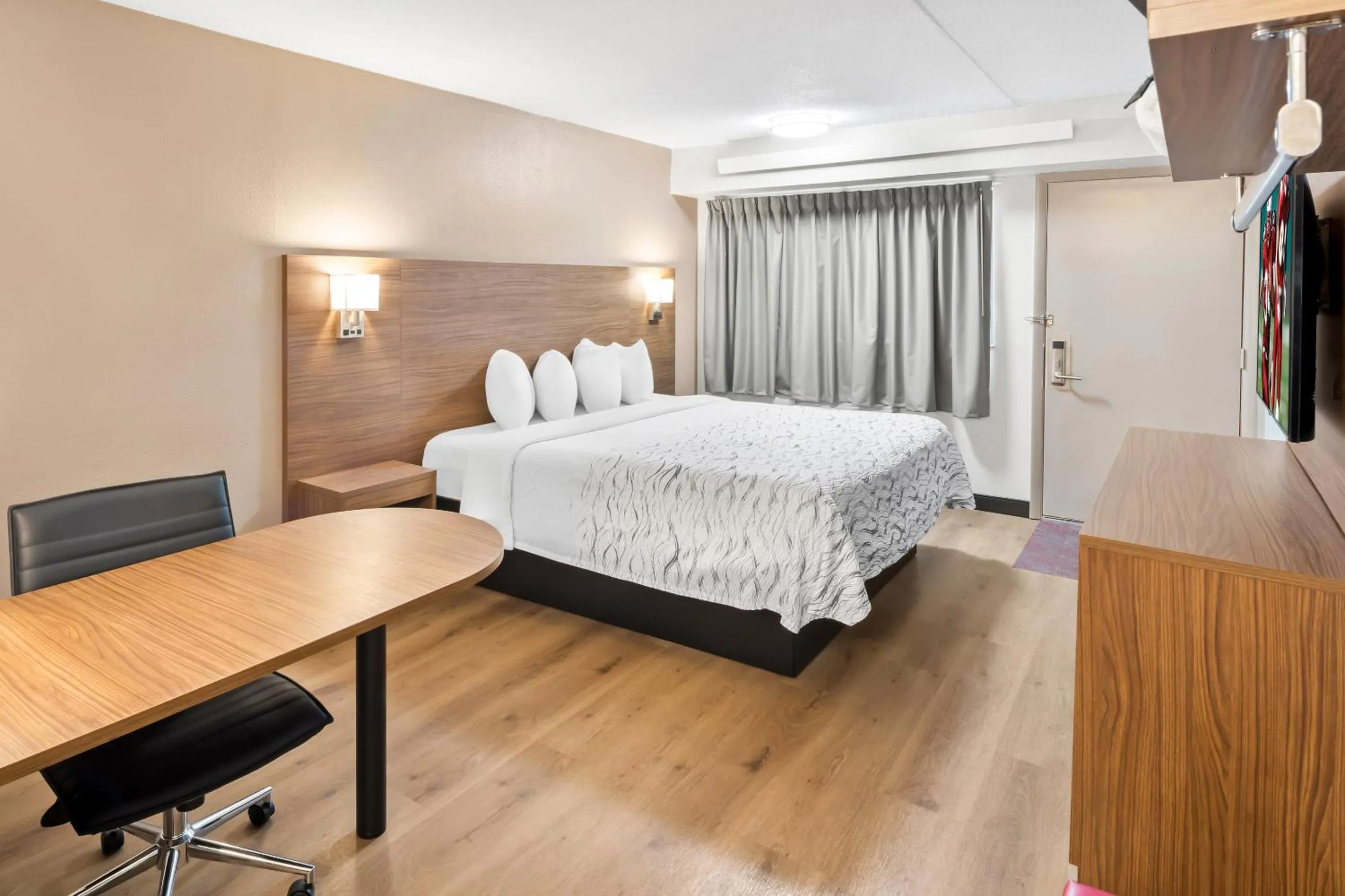 Photo of the whole room, Bed in Red Roof Inn PLUS+ Columbus-Ohio State University OSU