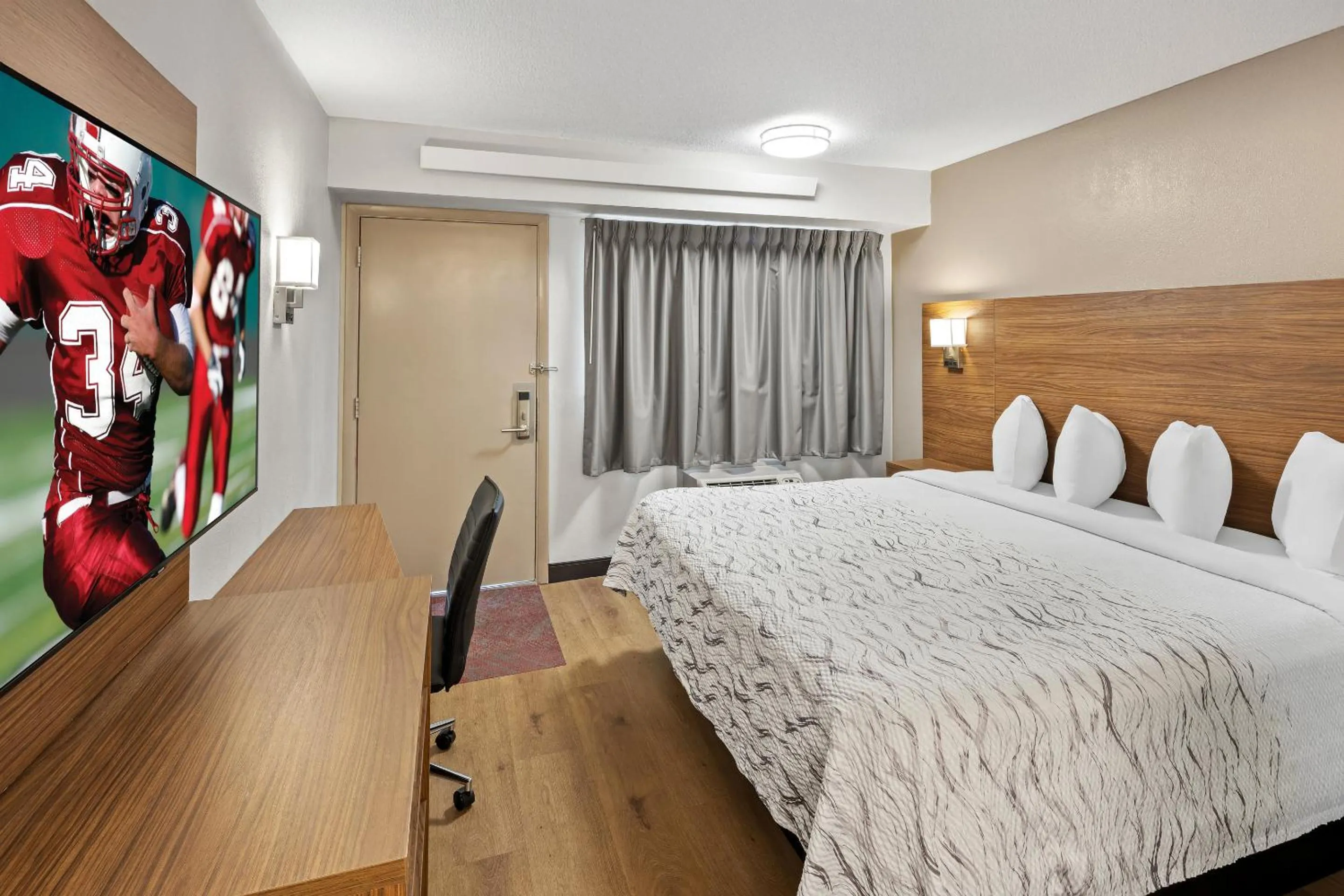 Photo of the whole room, Bed in Red Roof Inn PLUS+ Columbus-Ohio State University OSU