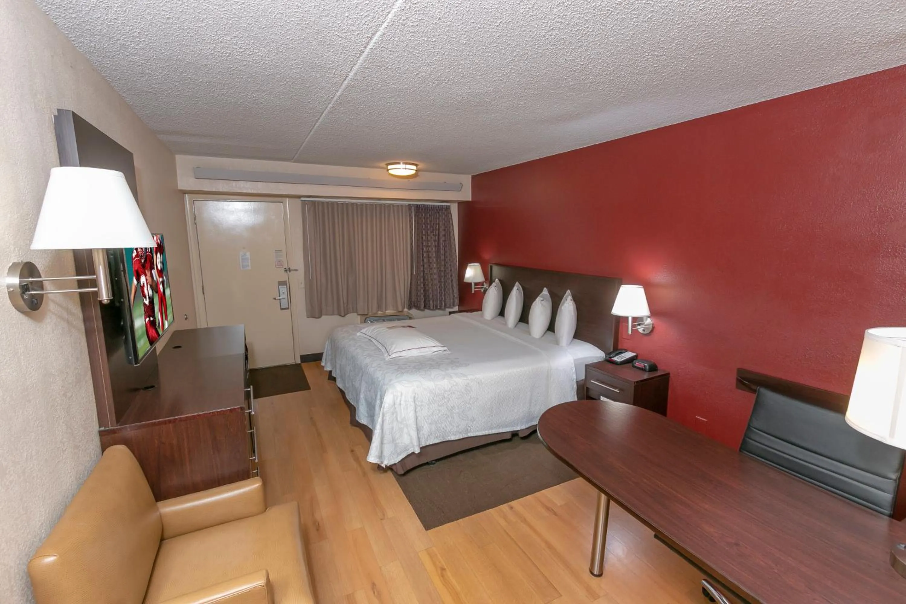 Photo of the whole room, Bed in Red Roof Inn PLUS+ Columbus-Ohio State University OSU