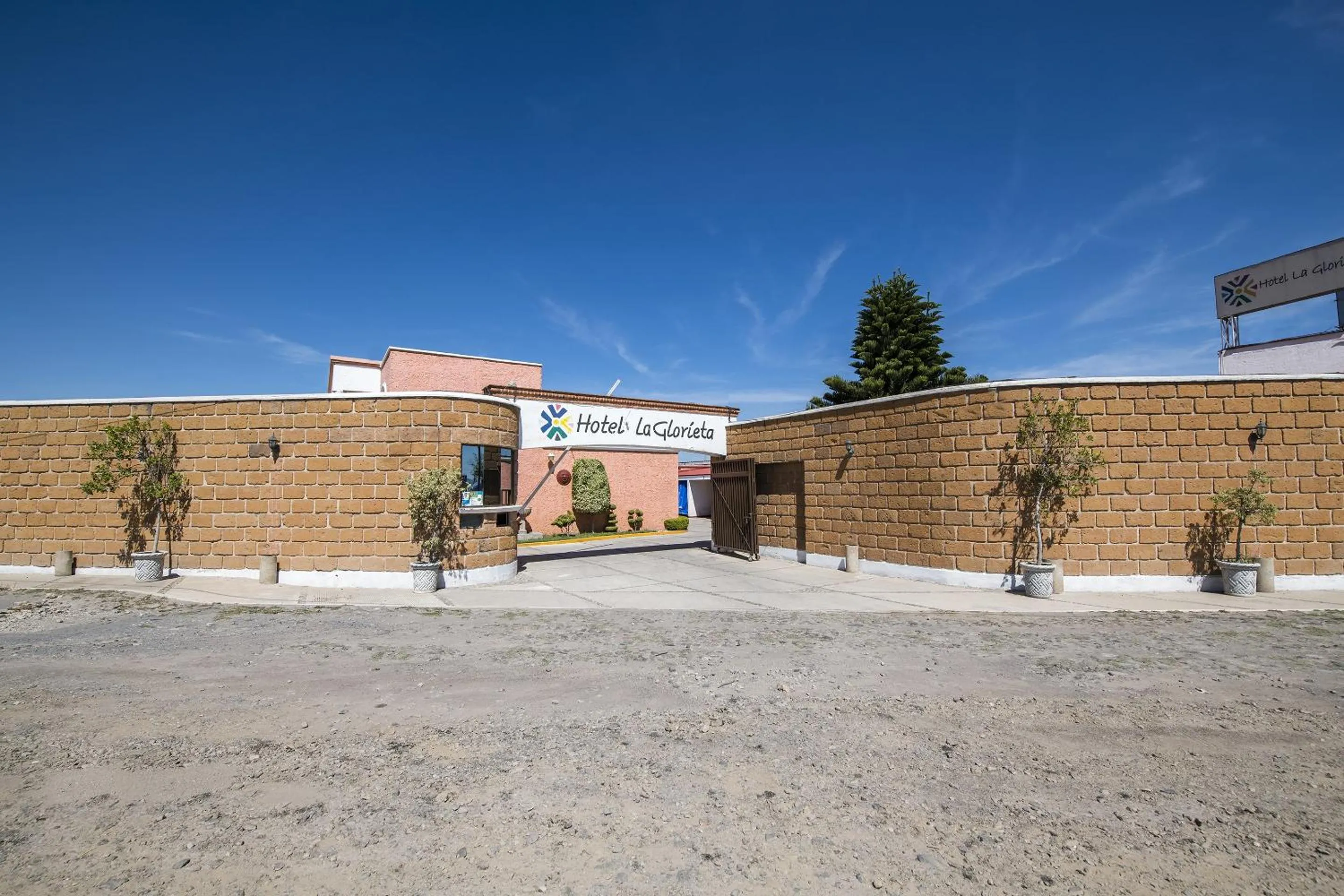 Facade/entrance in OYO Hotel La Glorieta, Huichapan