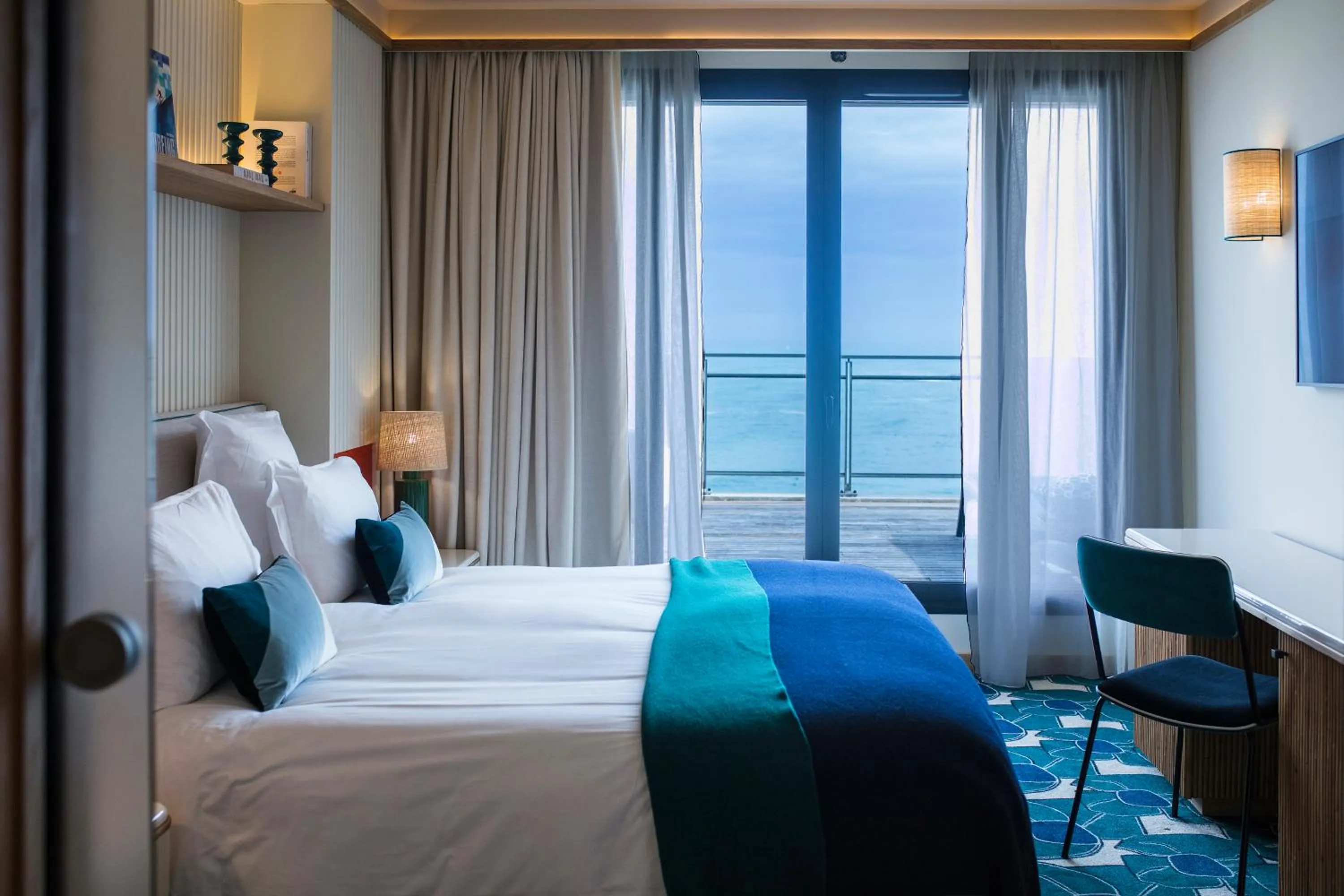 Bedroom, Bed in Hôtel Le Café de Paris