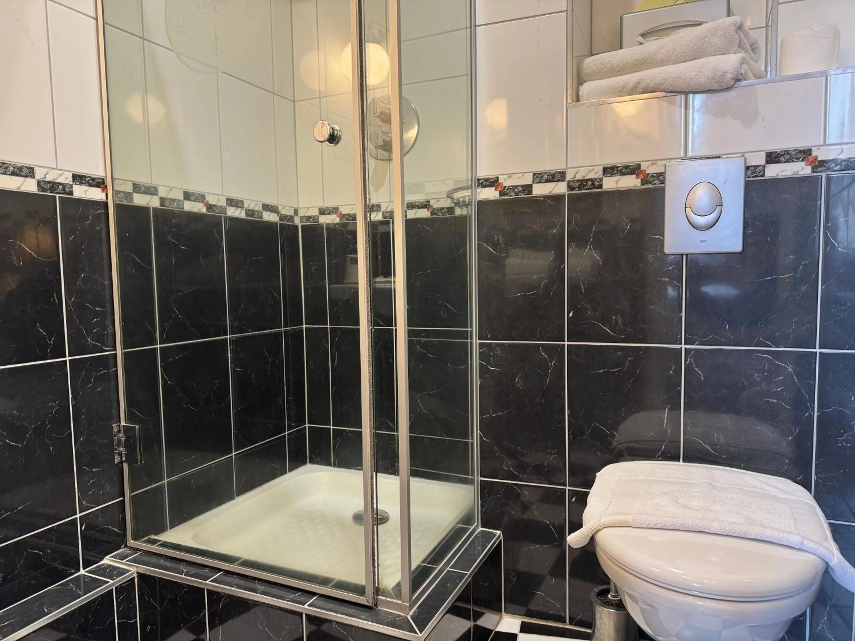 Shower in Hotel Restaurant Du Parc