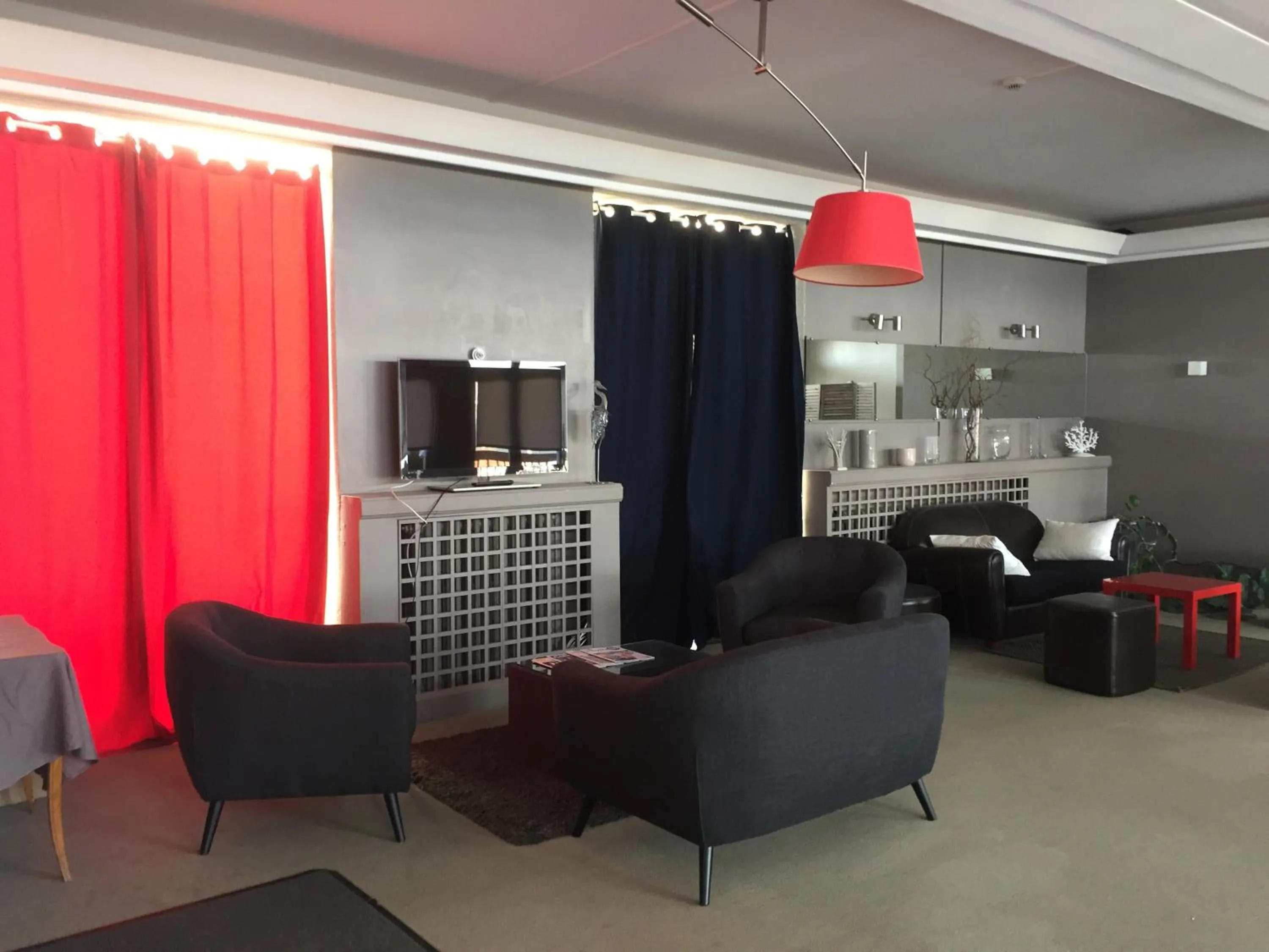 Communal lounge/ TV room in Hotel des Thermes et du Casino