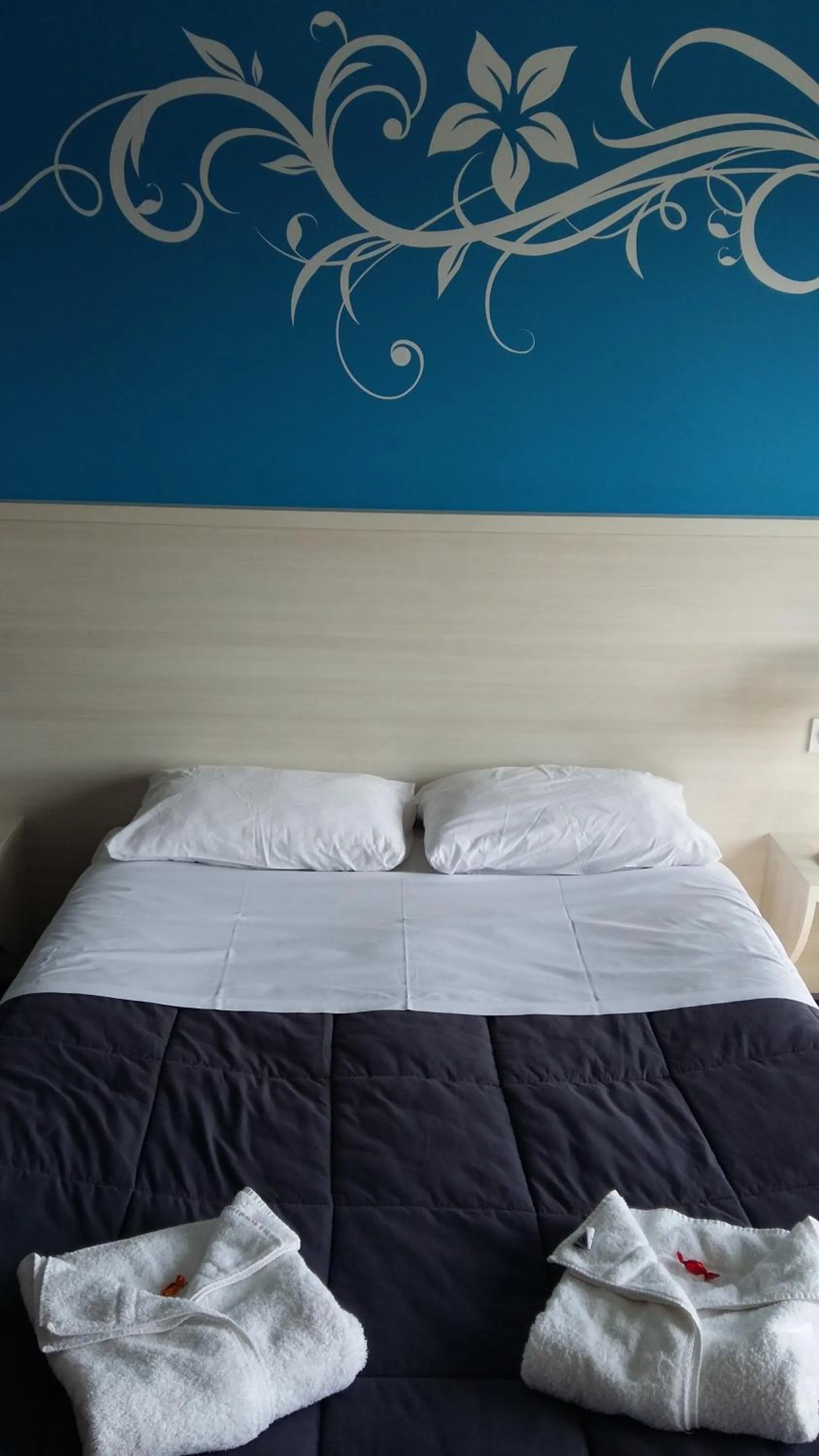 Bedroom, Bed in Hotel des Thermes et du Casino