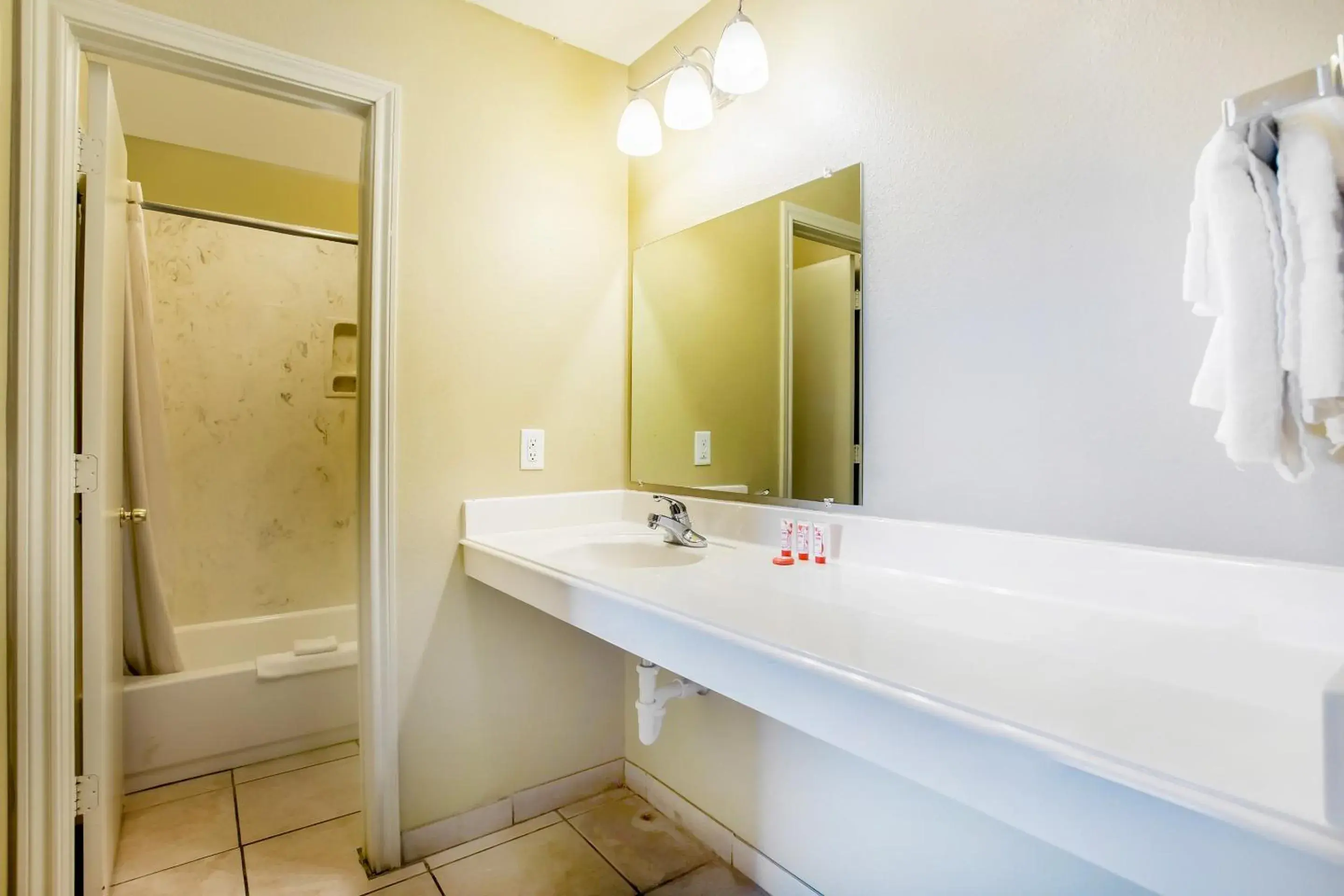 Queen Room - Non Smoking/Ground Floor in Rodeway Inn Queen Room - Non Smoking/Ground Floor in Rodeway Inn