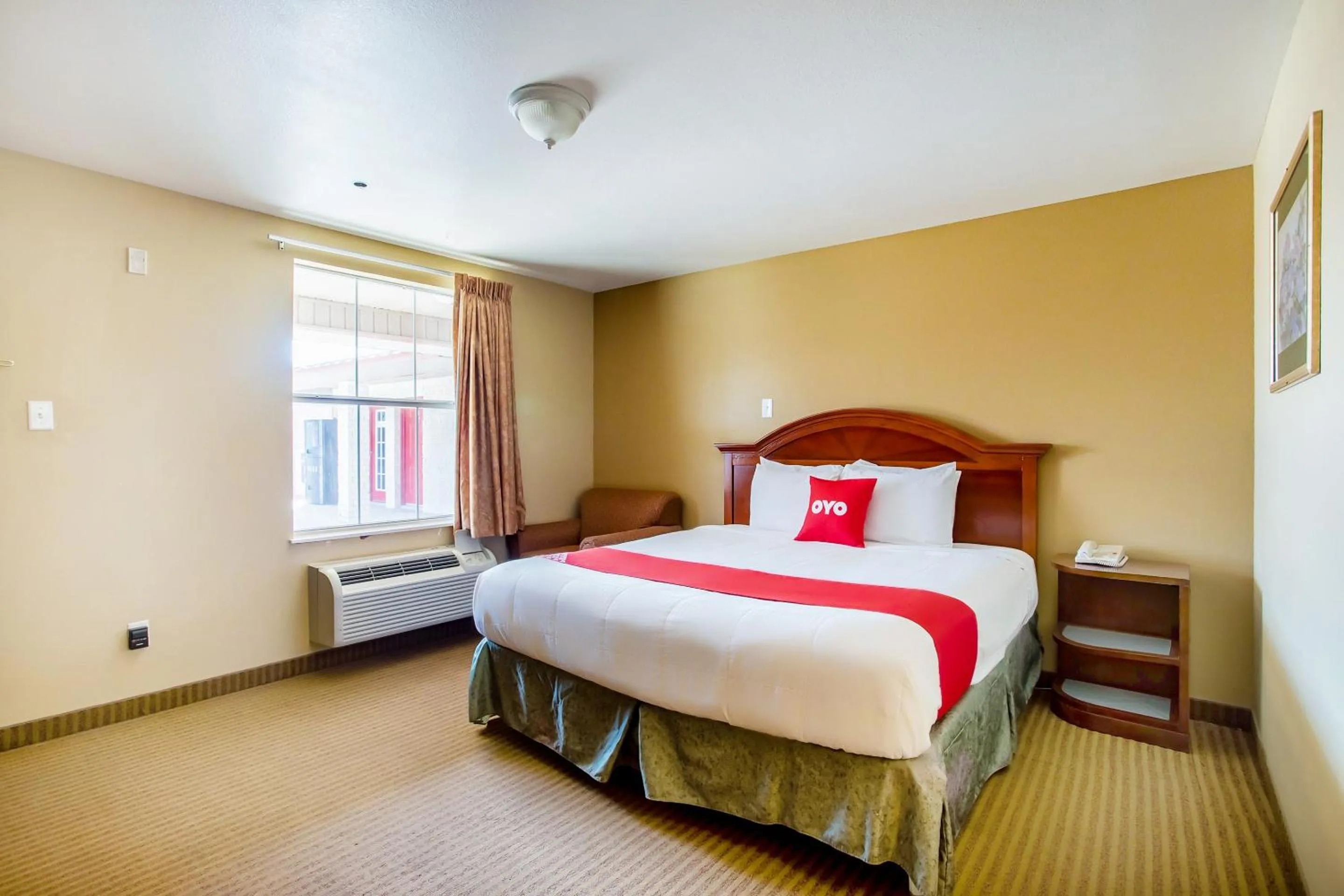 Bedroom in Rodeway Inn