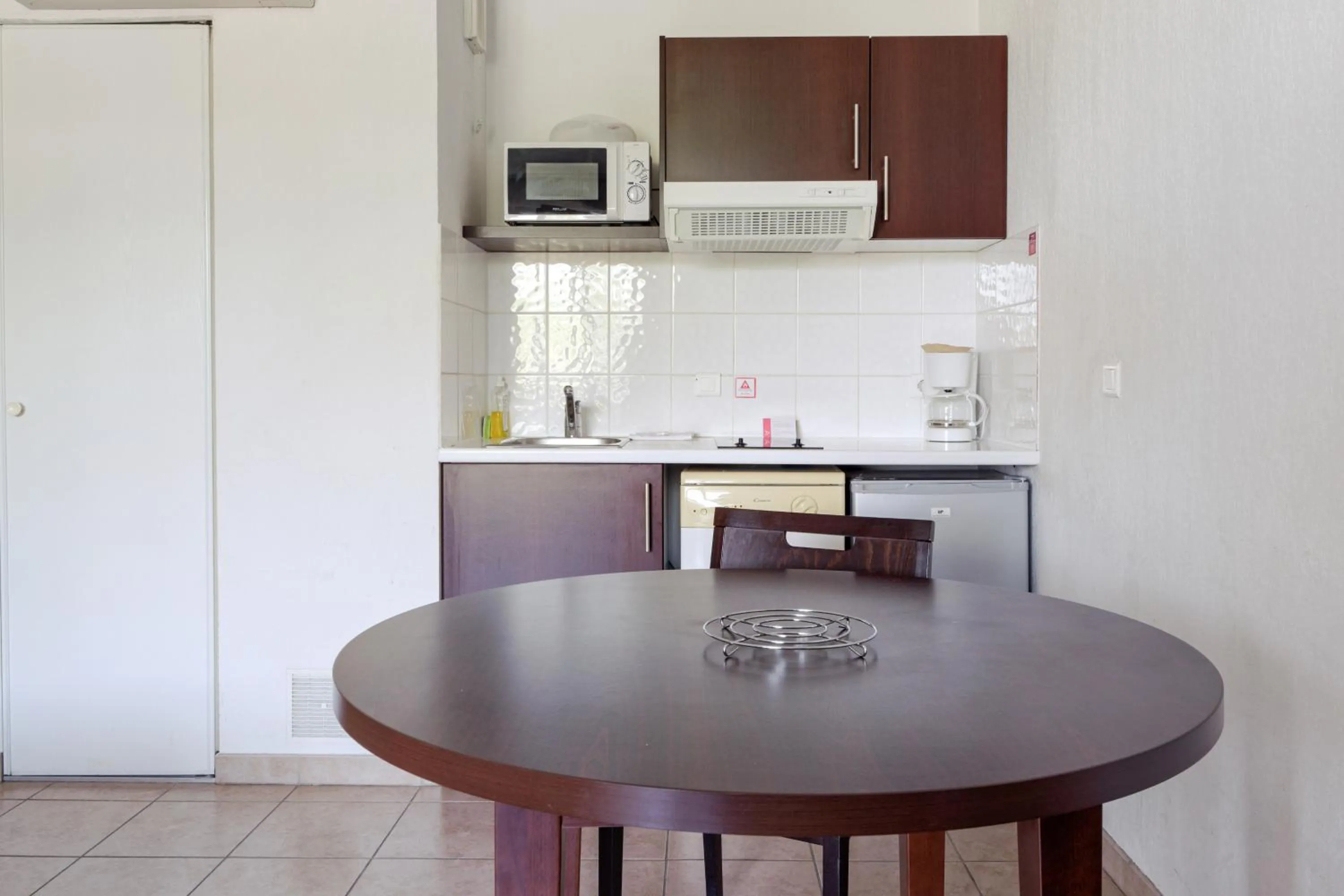 Kitchen or kitchenette in Comfort Aparthotel Six-Fours