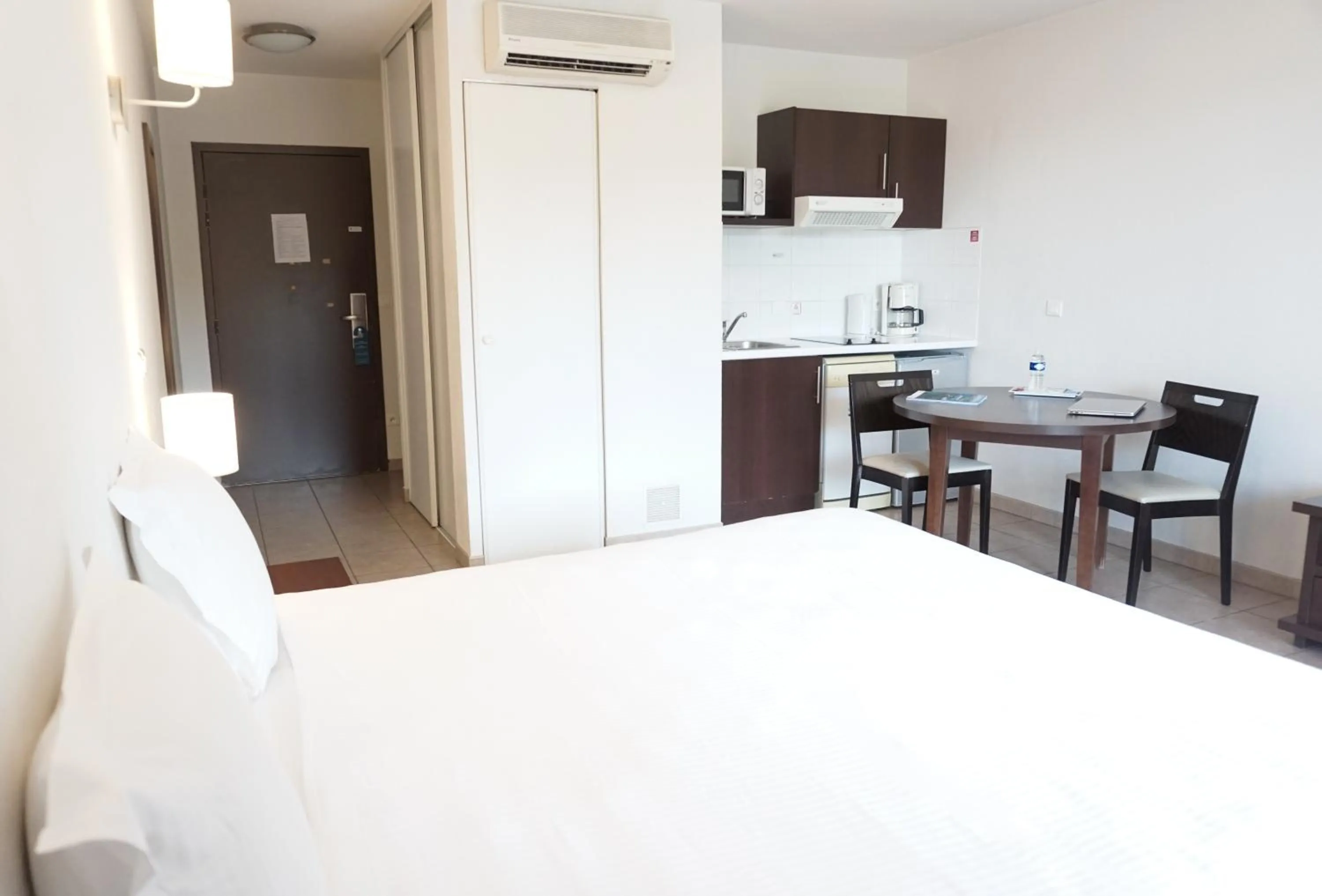 Photo of the whole room, Bed in Comfort Aparthotel Six-Fours