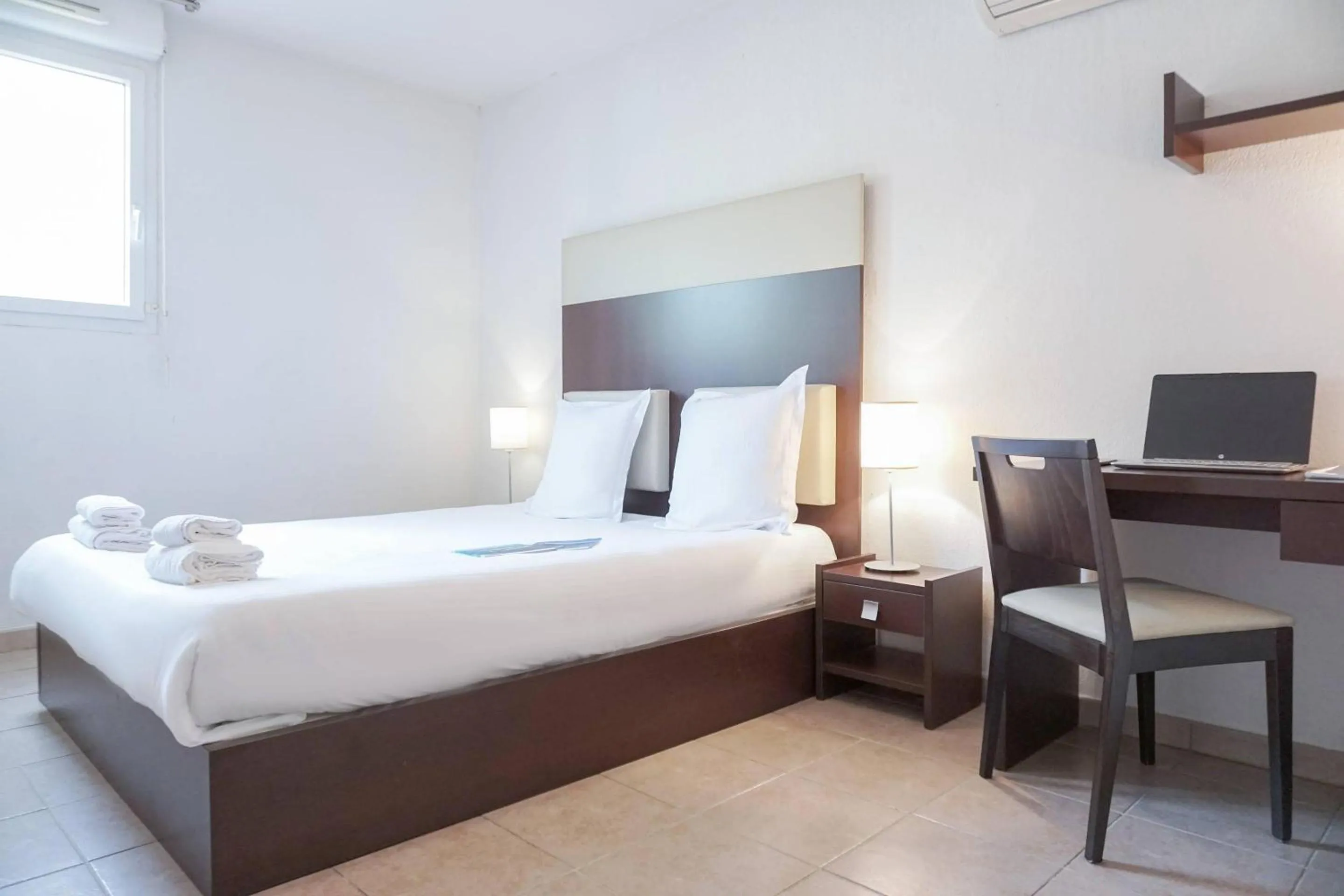 Bedroom, Bed in Comfort Aparthotel Six-Fours