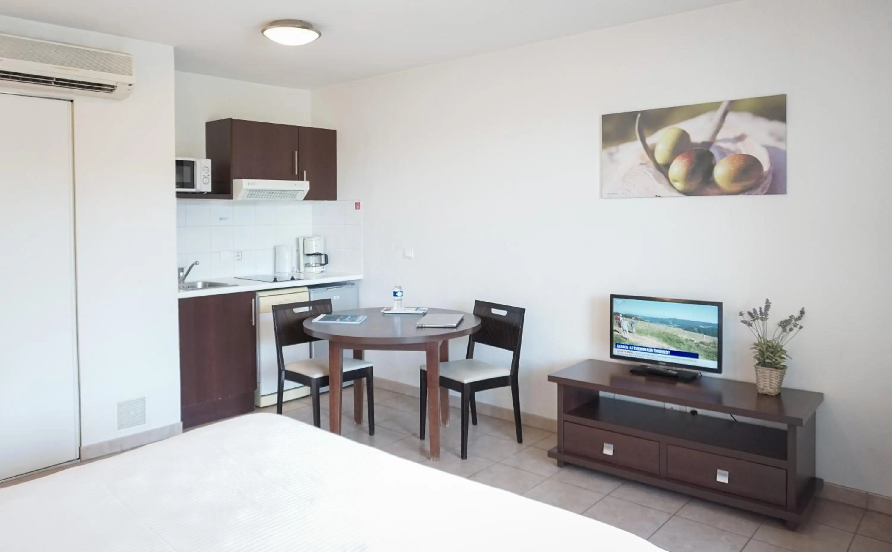 TV and multimedia in Comfort Aparthotel Six-Fours