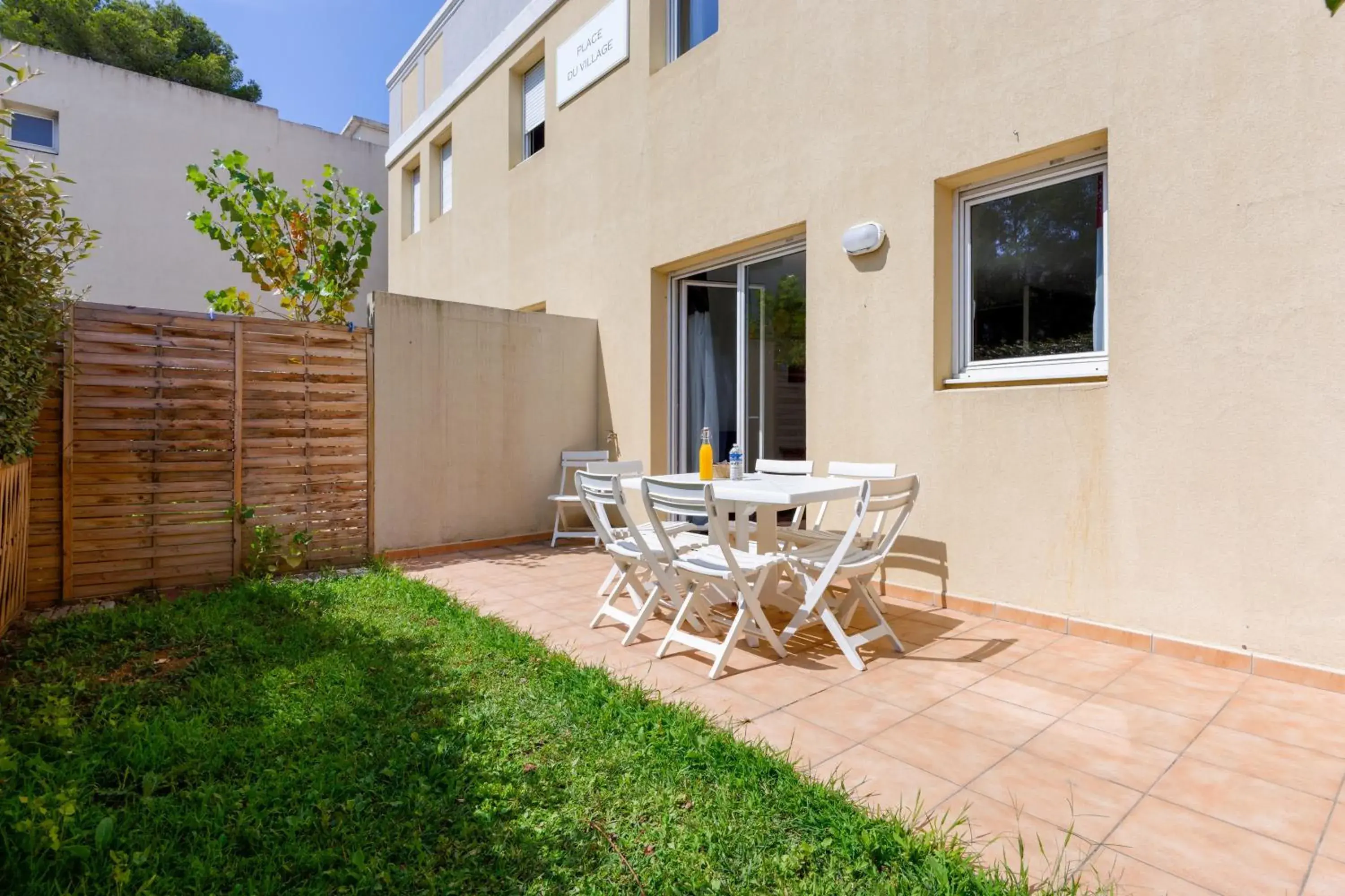 Three-Bedroom Apartment in Comfort Aparthotel Six-Fours Three-Bedroom Apartment in Comfort Aparthotel Six-Fours