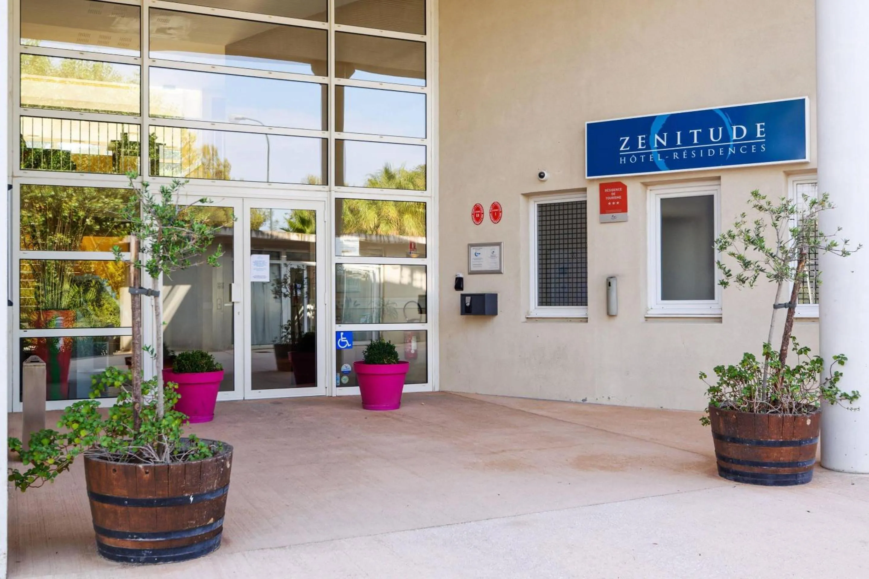 Lobby or reception in Comfort Aparthotel Six-Fours