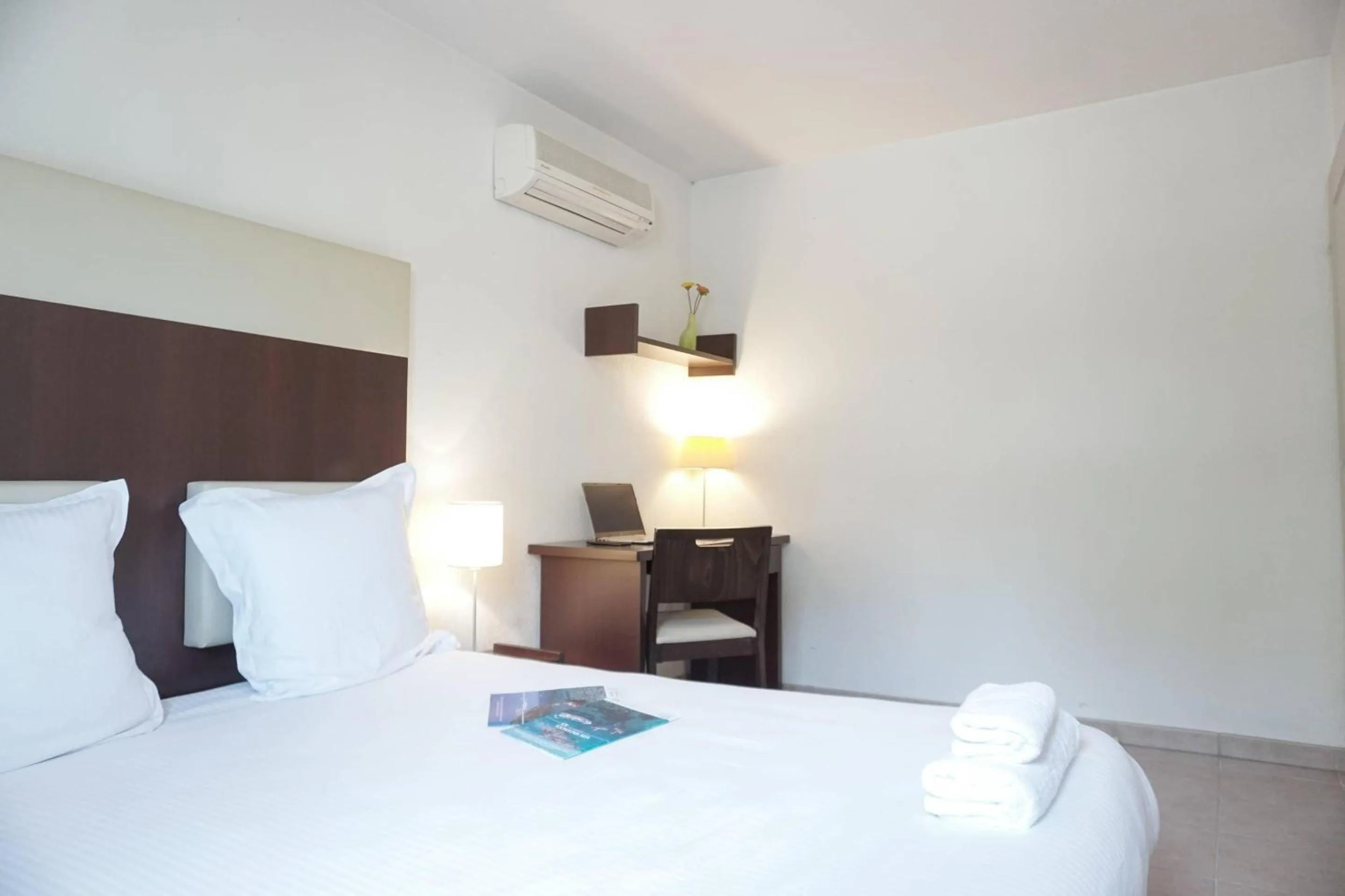 Bedroom, Bed in Comfort Aparthotel Six-Fours