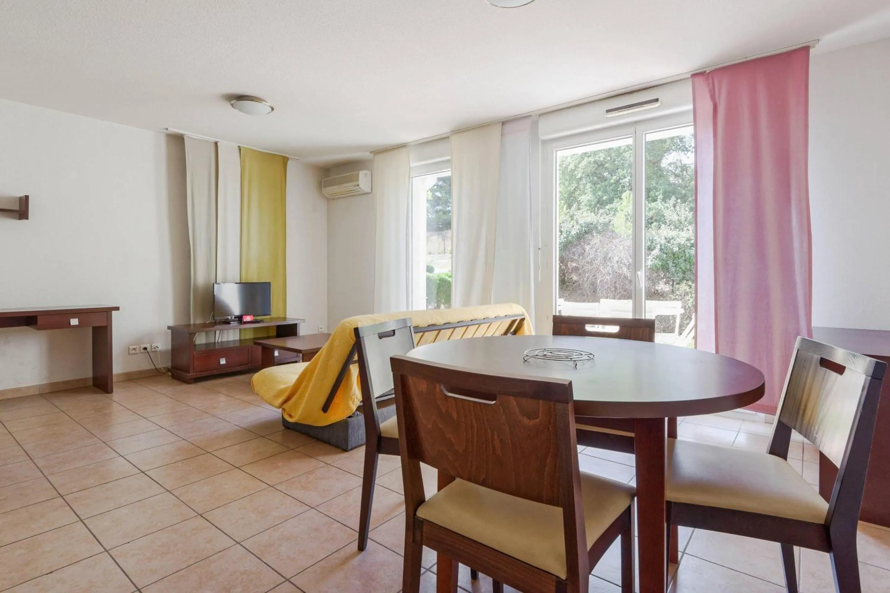 Bedroom in Comfort Aparthotel Six-Fours