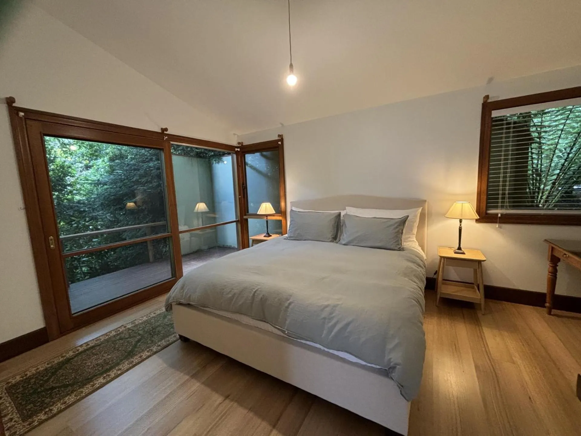 Photo of the whole room, Bed in Arcadia Cottages