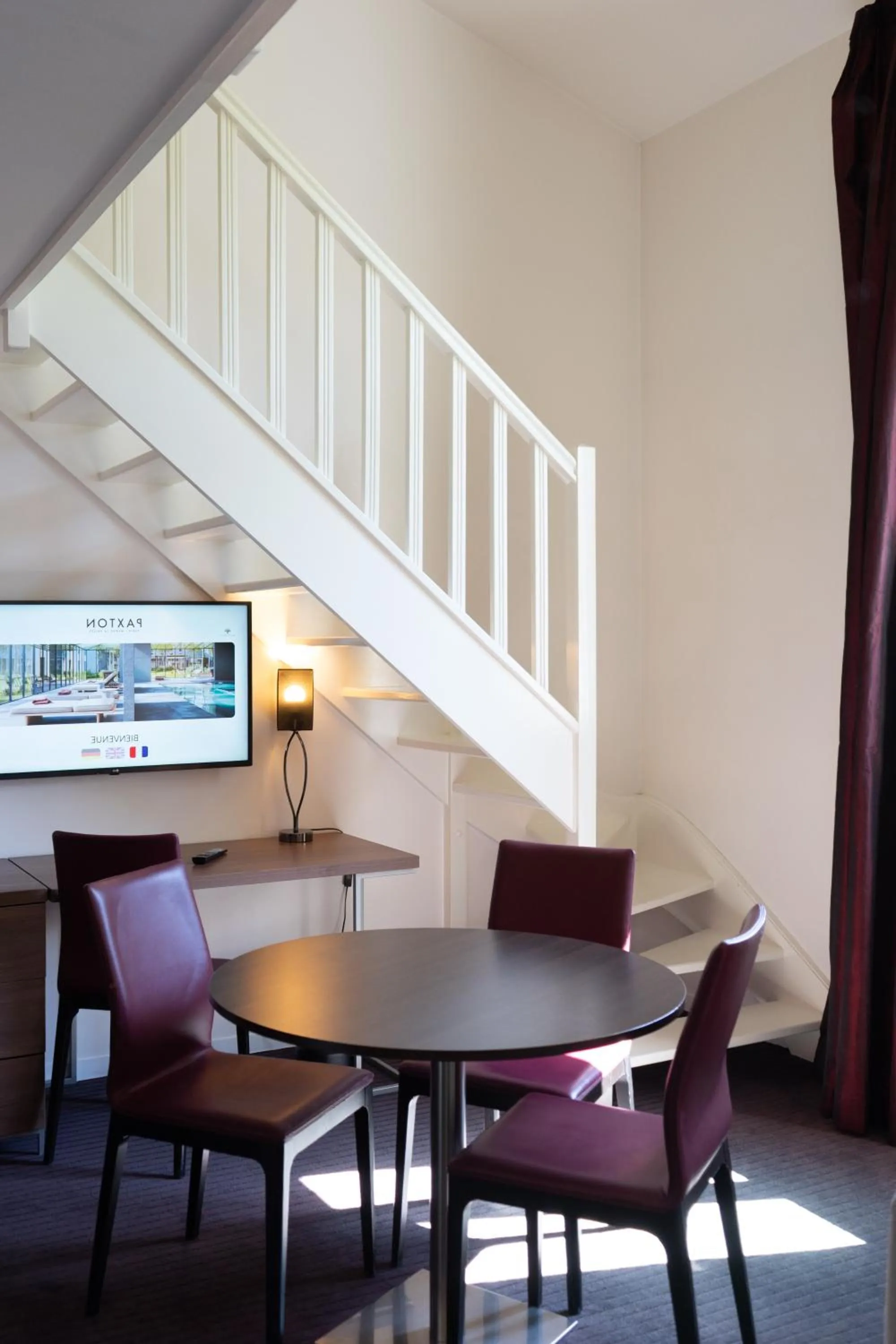 Seating area in Paxton Paris MLV