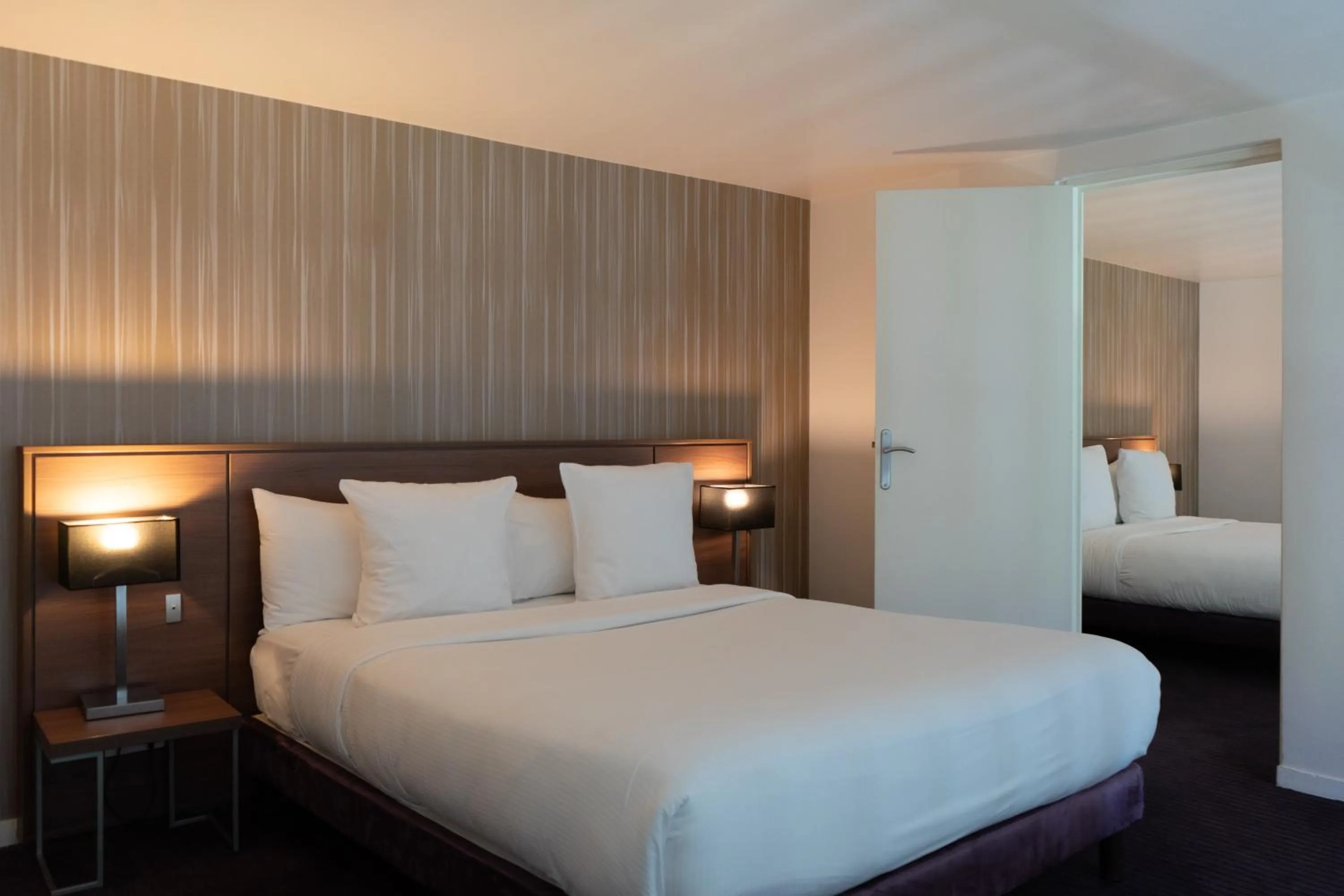 Bedroom, Bed in Paxton Paris MLV