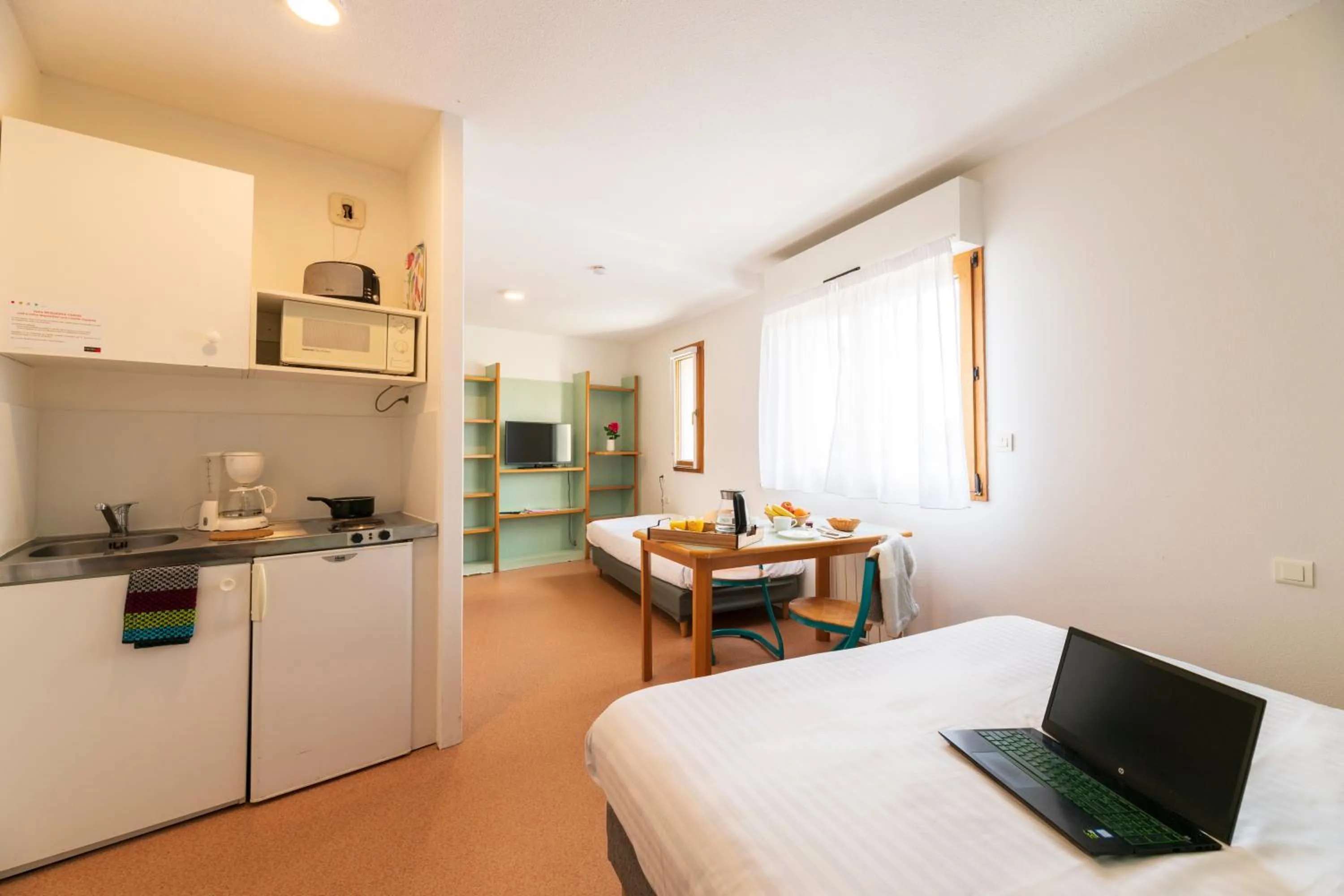 Photo of the whole room, Bed in Cerise Nantes La Beaujoire