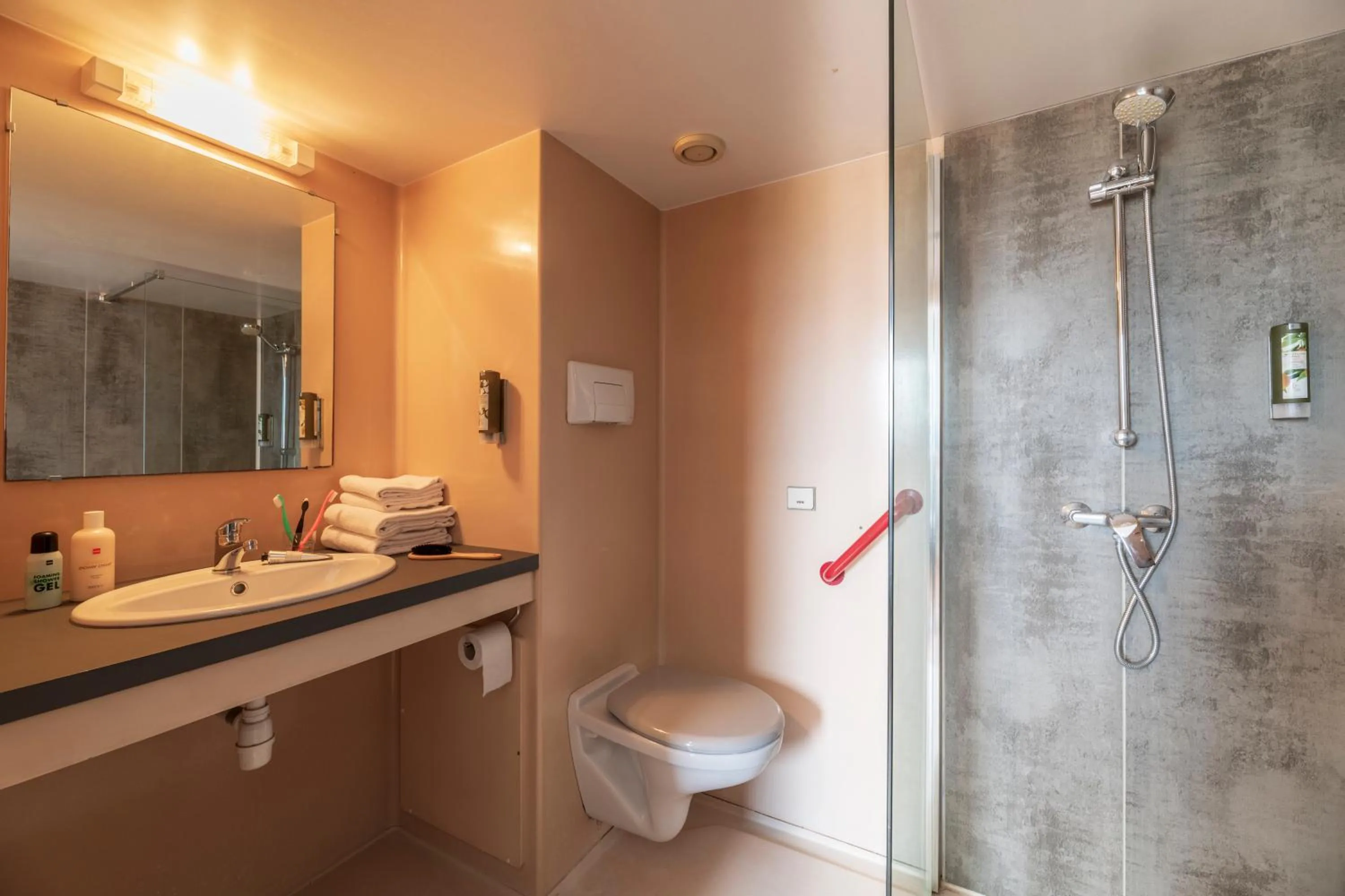 Bathroom in Cerise Nantes La Beaujoire