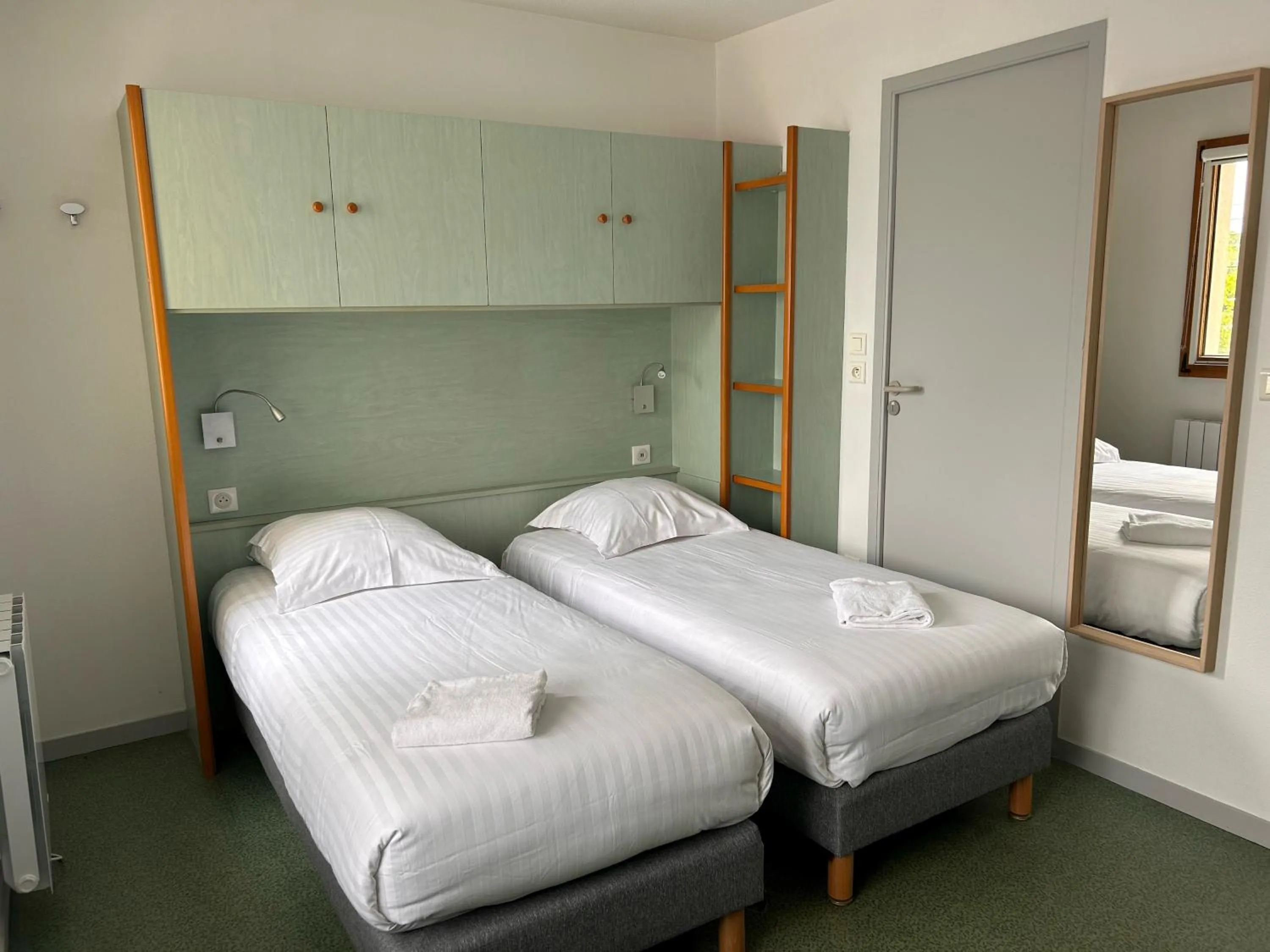 Bed in Cerise Nantes La Beaujoire