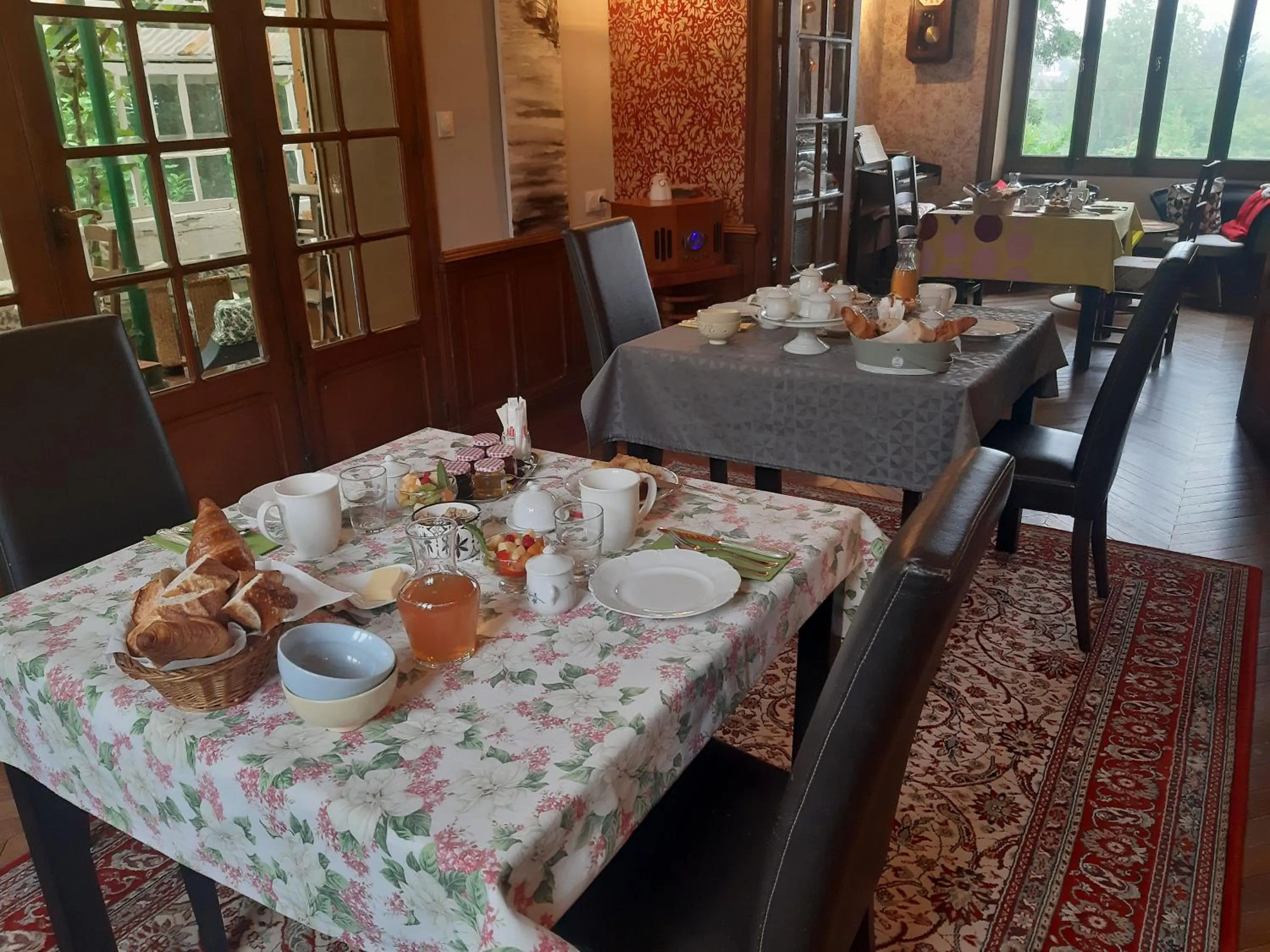 Dining area in La Garenne