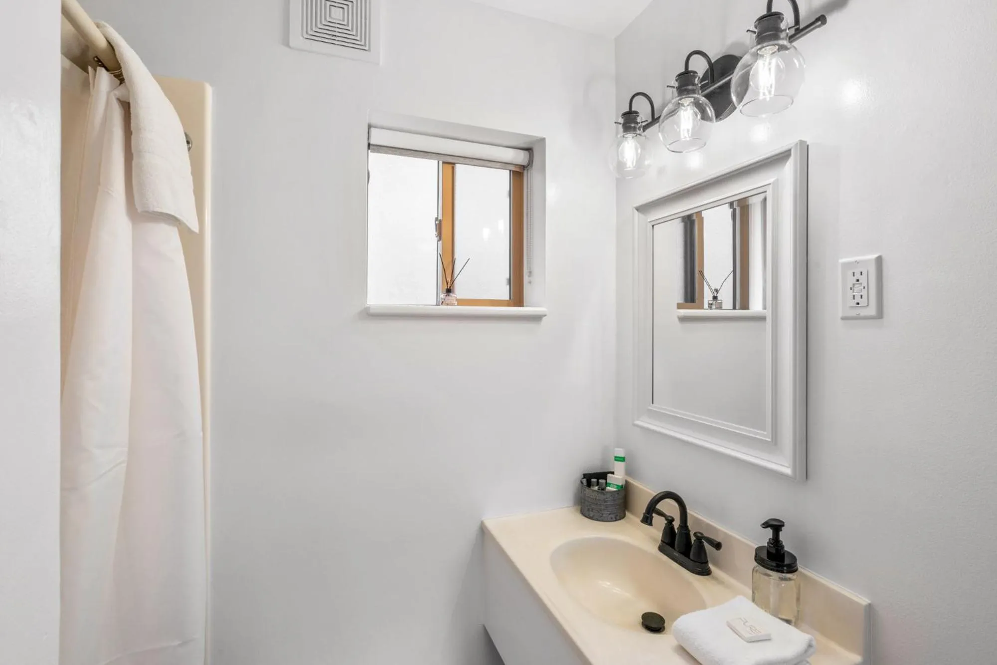 Shower in Lazy Duck Inn