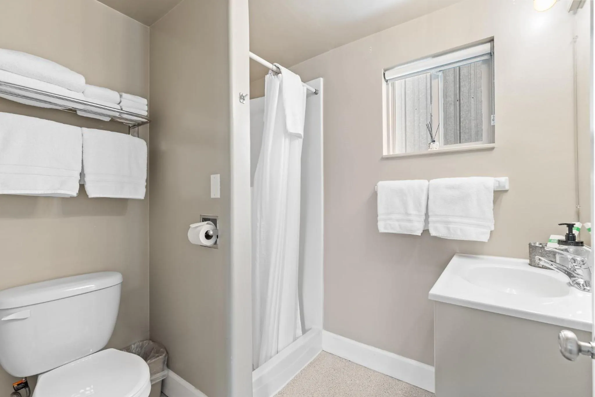 Shower in Lazy Duck Inn