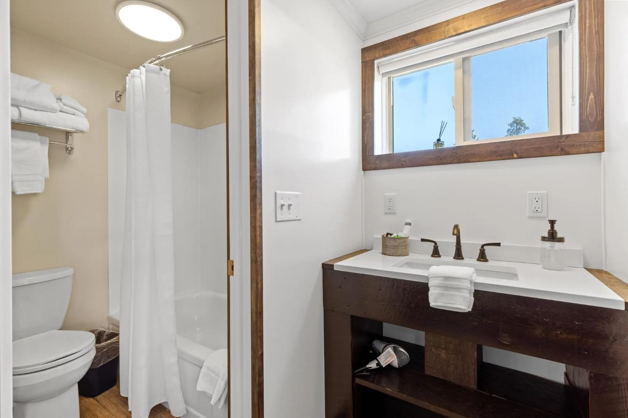 Shower in Lazy Duck Inn