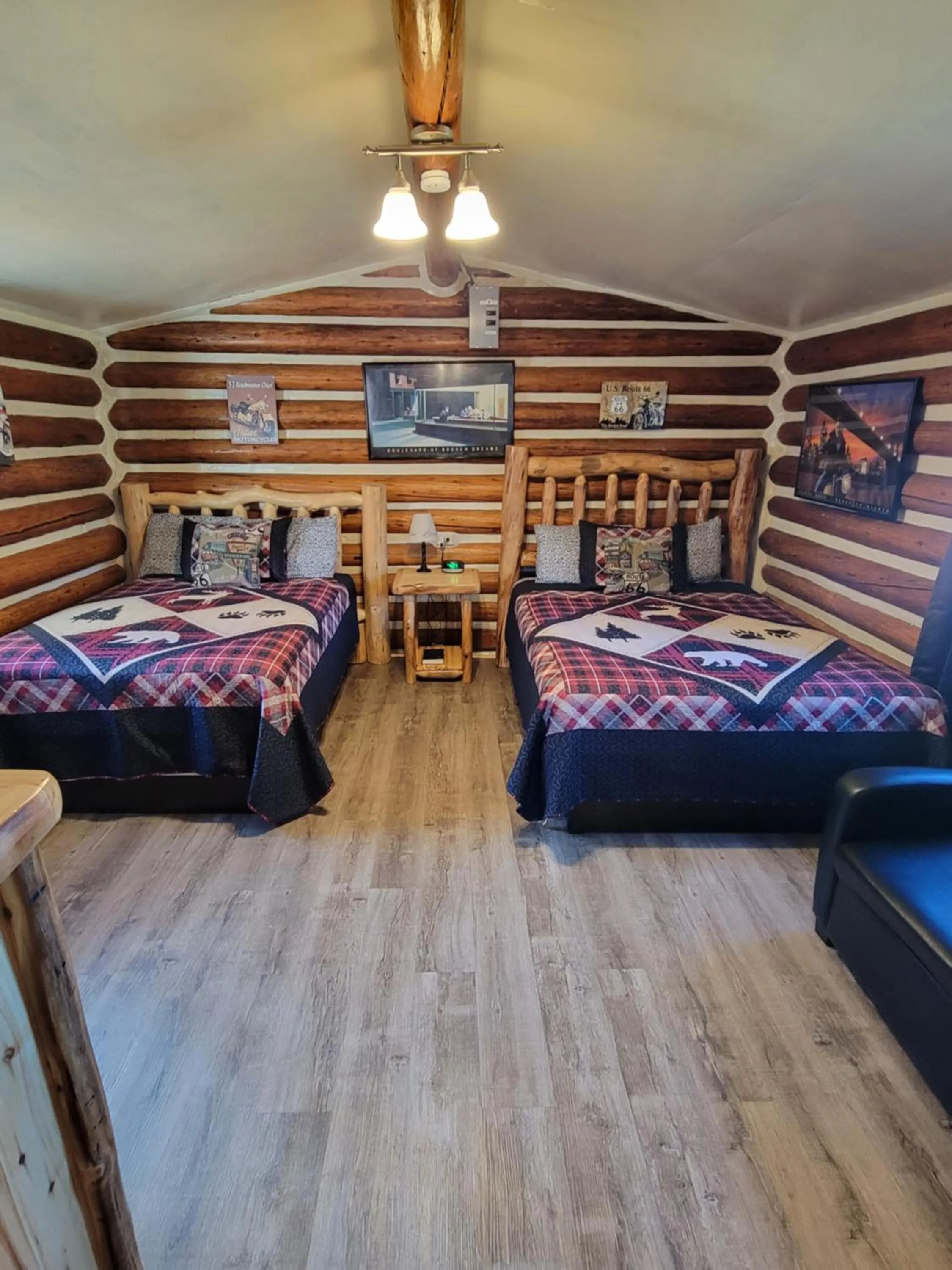 Bedroom, Bed in Chinook Cabins & RV Park
