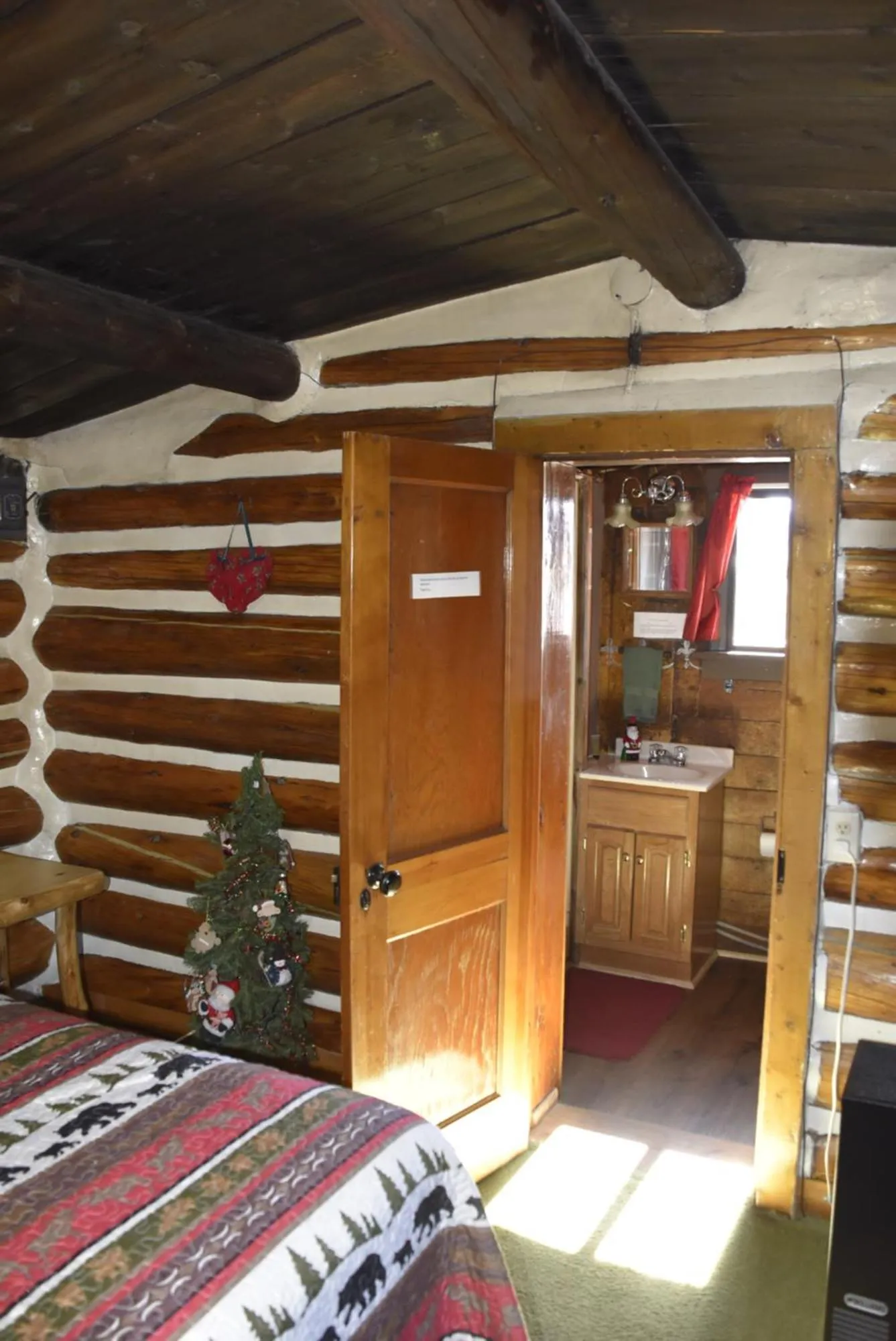 Bathroom, Bed in Chinook Cabins & RV Park