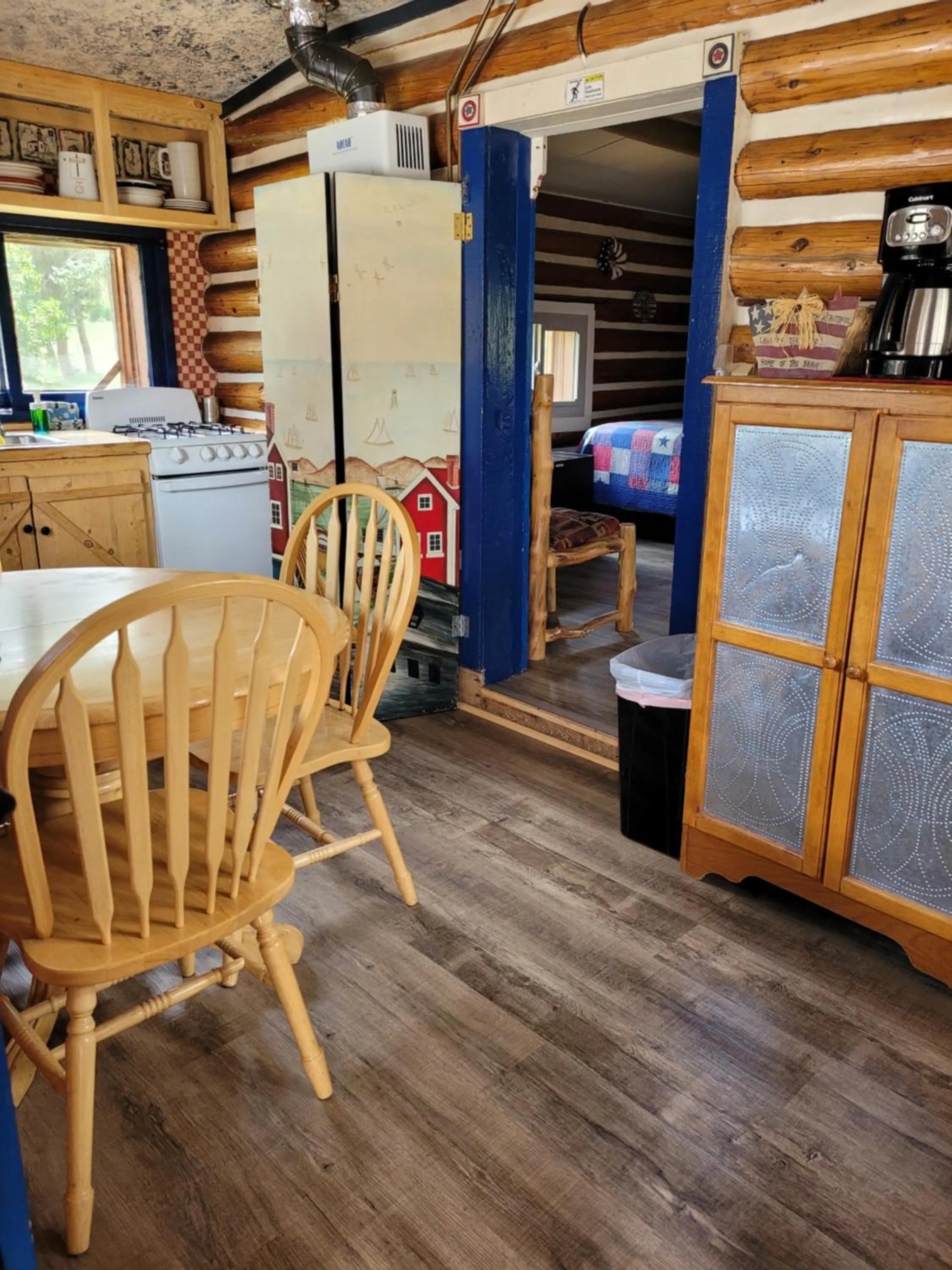 Kitchen or kitchenette in Chinook Cabins & RV Park