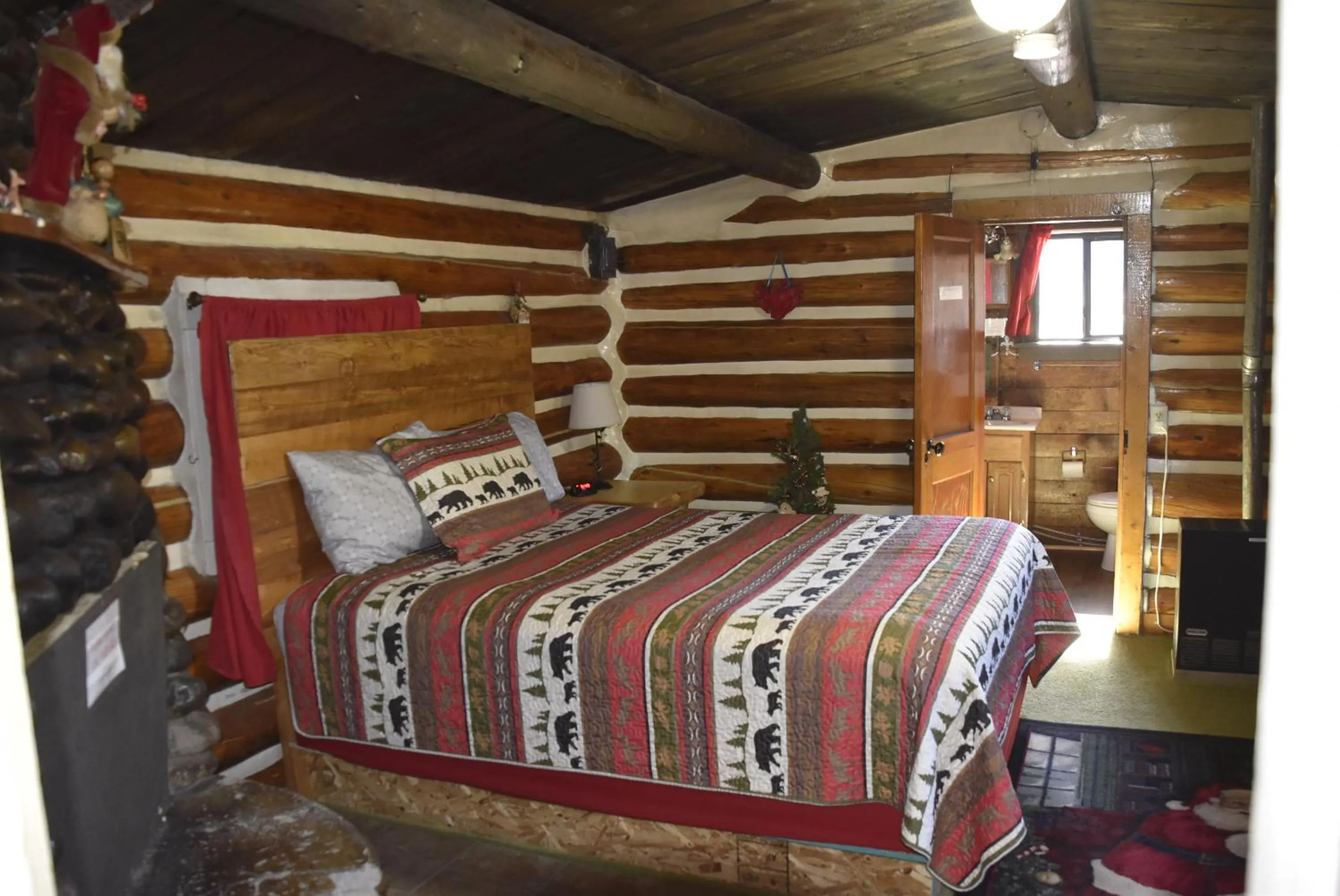 Bed in Chinook Cabins & RV Park