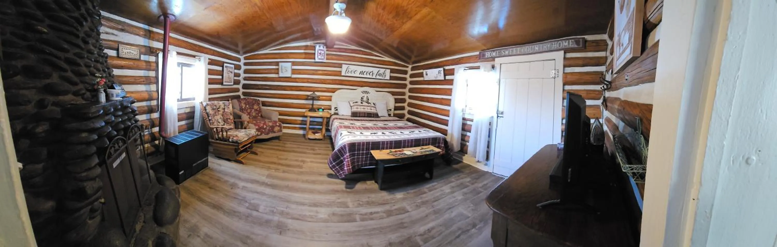 Living room, Bed in Chinook Cabins & RV Park