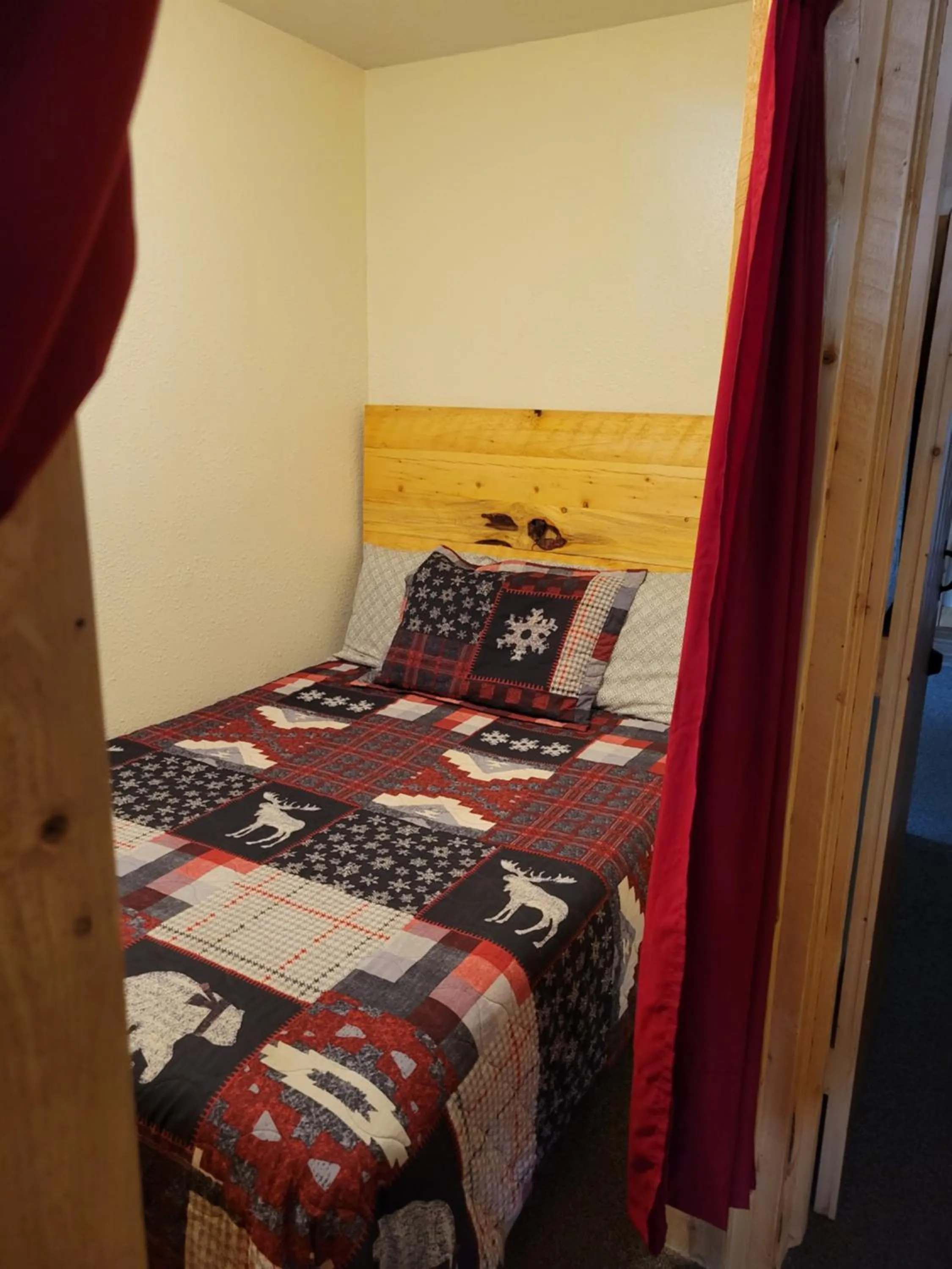 Bedroom, Bed in Chinook Cabins & RV Park