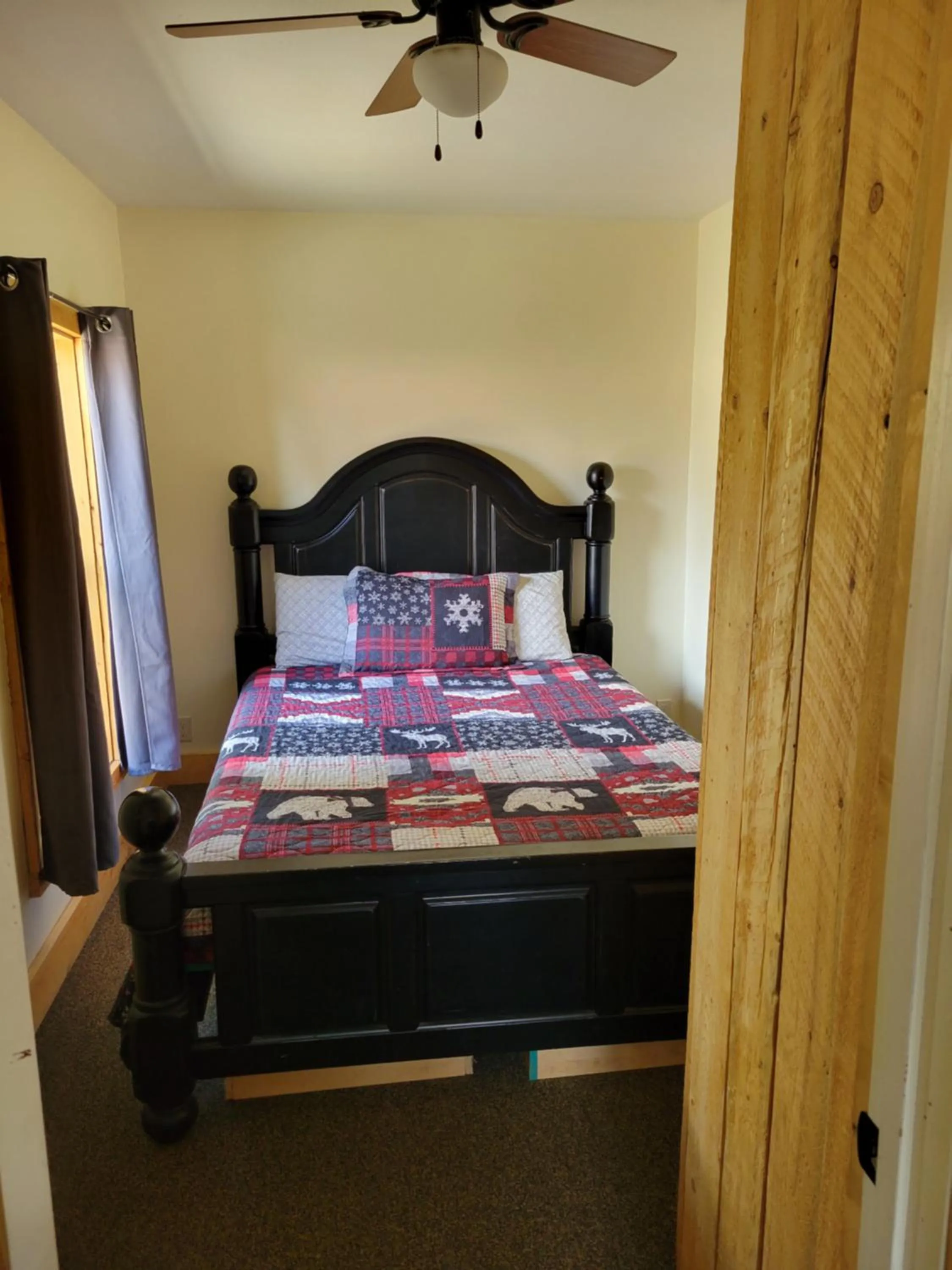 Bedroom, Bed in Chinook Cabins & RV Park
